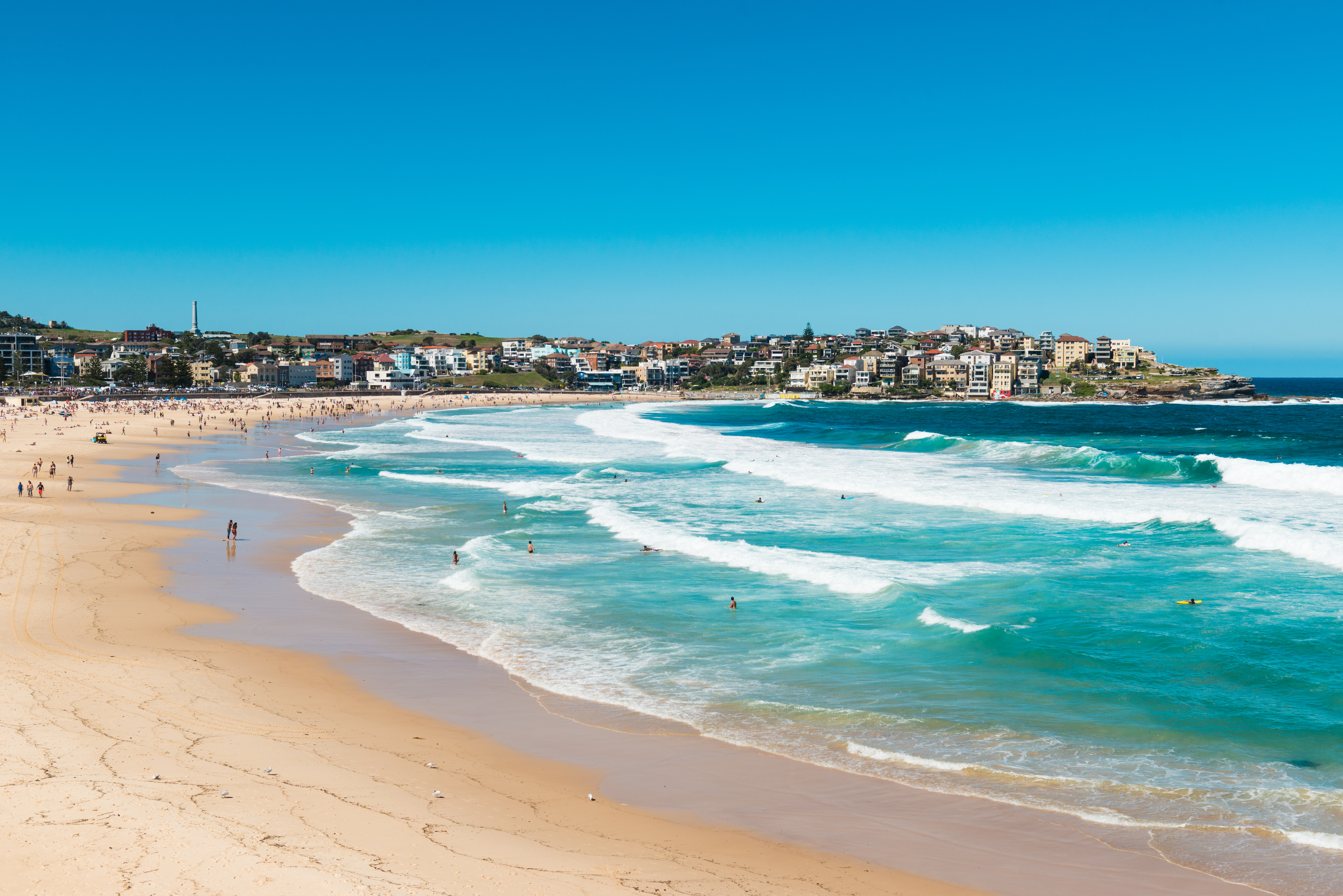 Verdensberomte Bondi Beach i Sydney med azurblaat hav og gylden strand