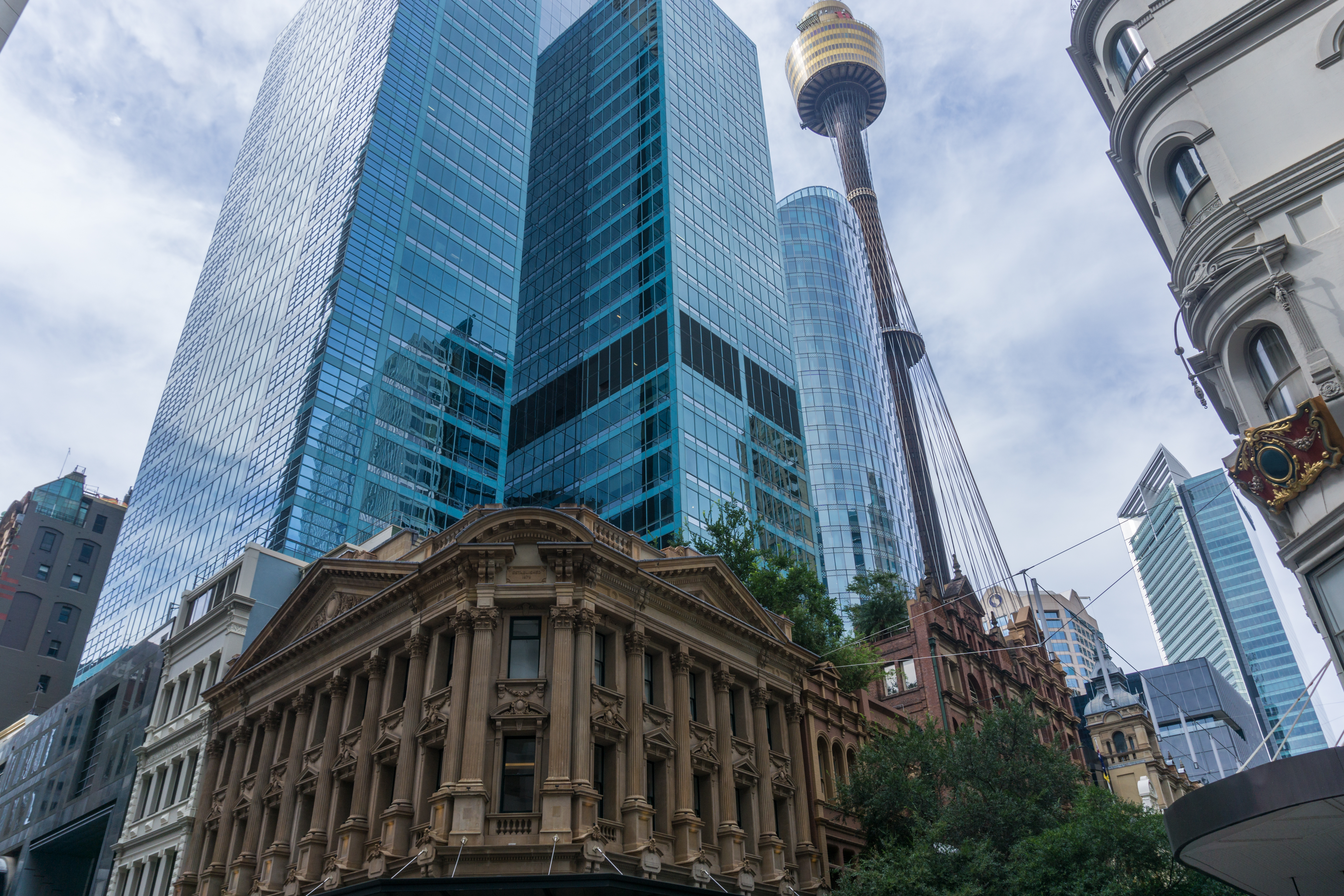 Urbant bybillede af Sydney med glasfacader og moderne højhuse