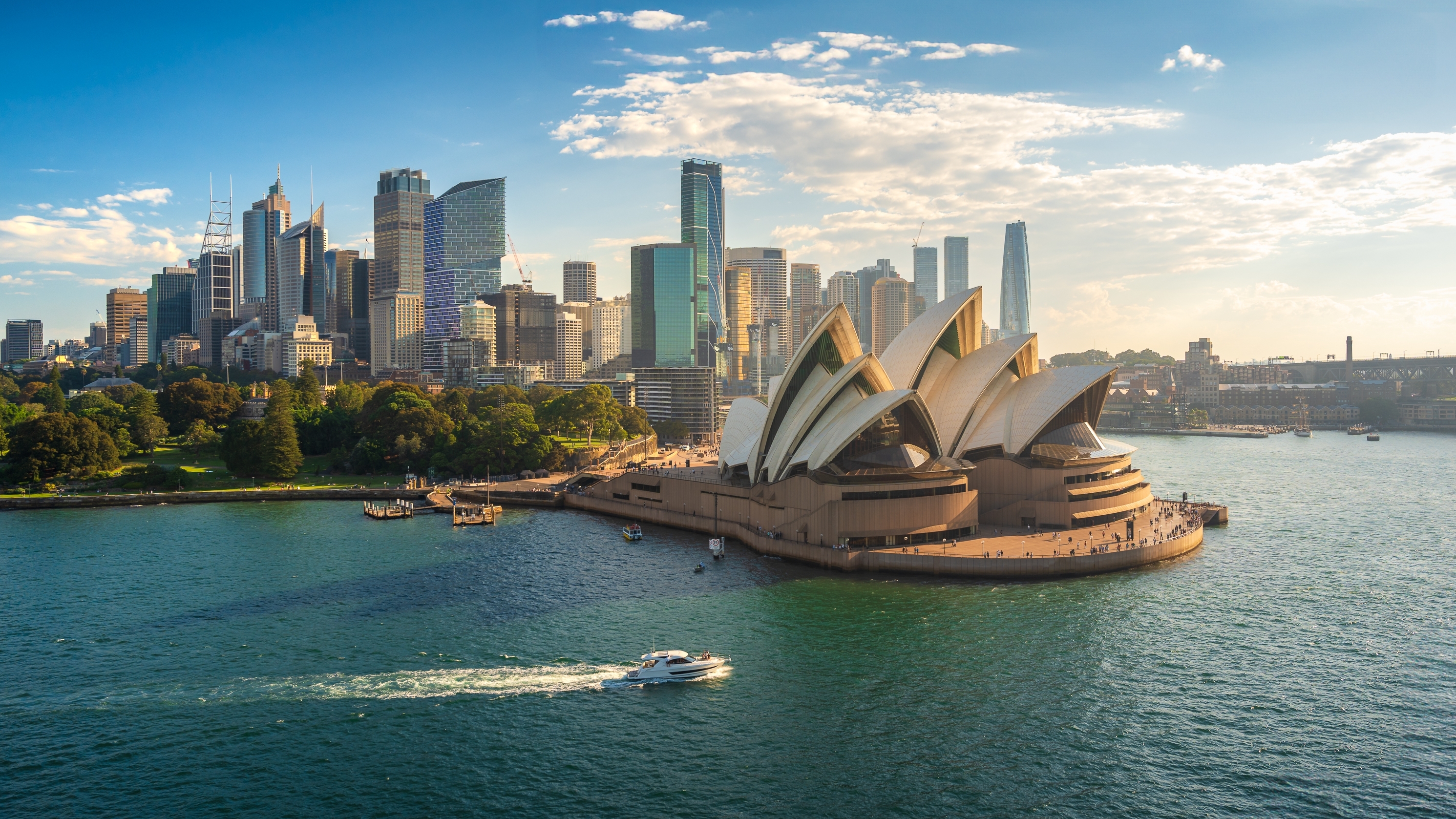 Betagende udsigt over Sydney Havn med det arkitektoniske mesterværk Operahuset og byens moderne skyskrabere i New South Wales