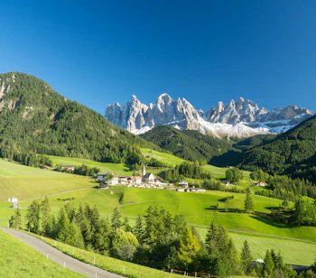 Funes dal i Sydtyrol med traditionel alpelandsby og majestætiske Dolomitter
