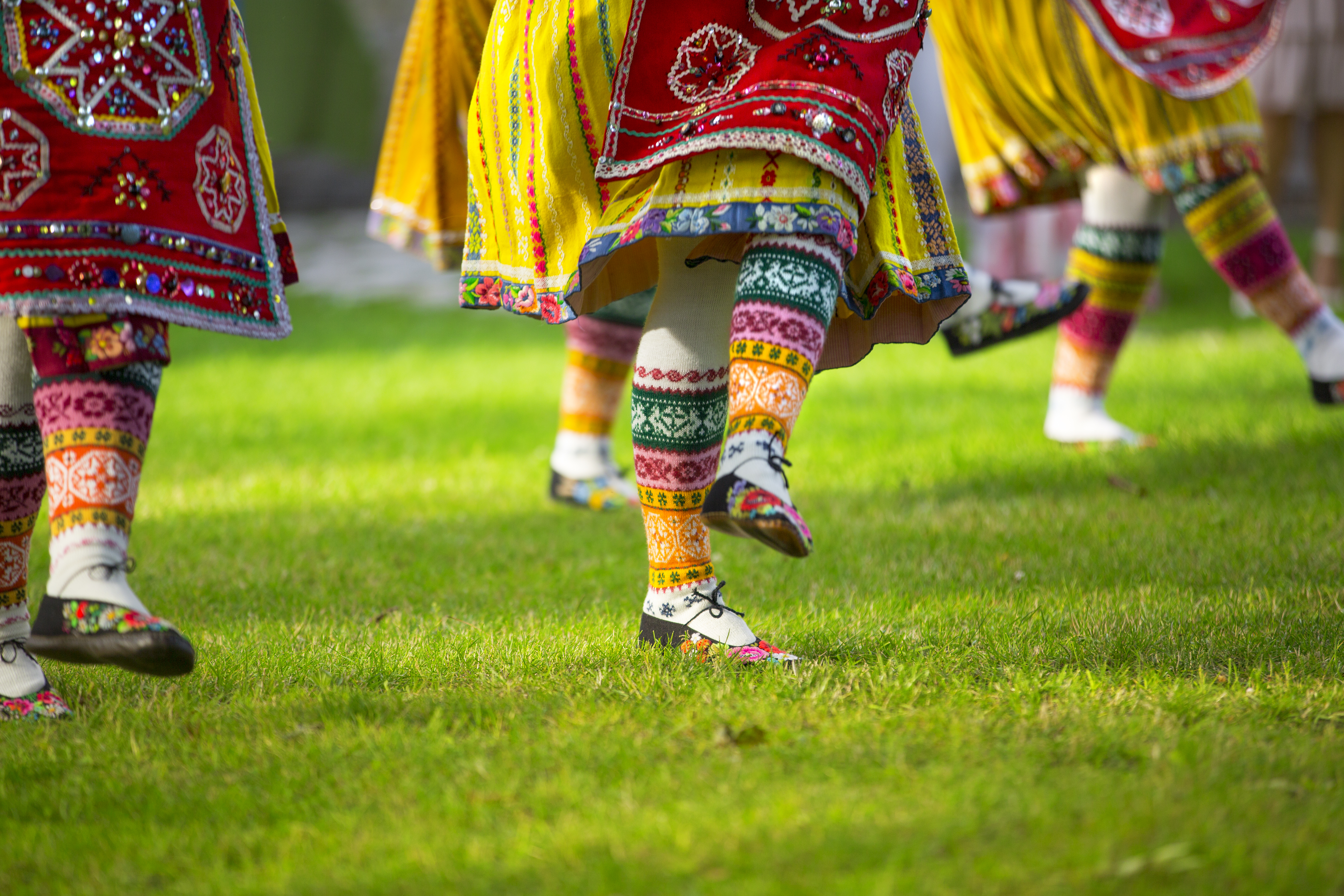 Autentiske estiske folkedansere i farvestrålende traditionelle dragter fremviser kulturarv i Tallinn