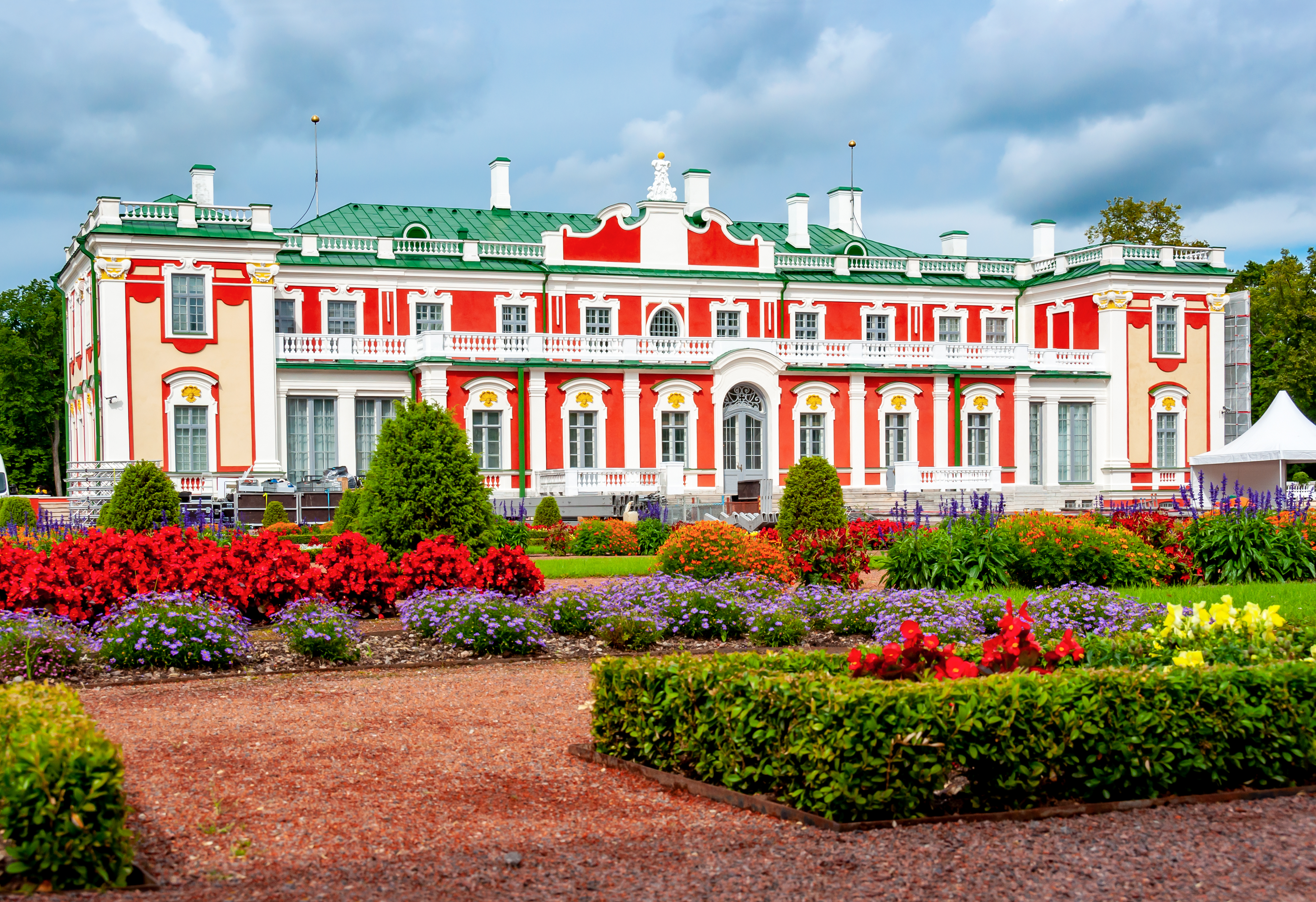 Elegant slot og museum med formelle haver bygget af Peter den Store i Tallinn