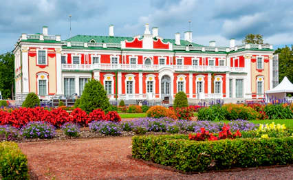 Elegant slot og museum med formelle haver bygget af Peter den Store i Tallinn