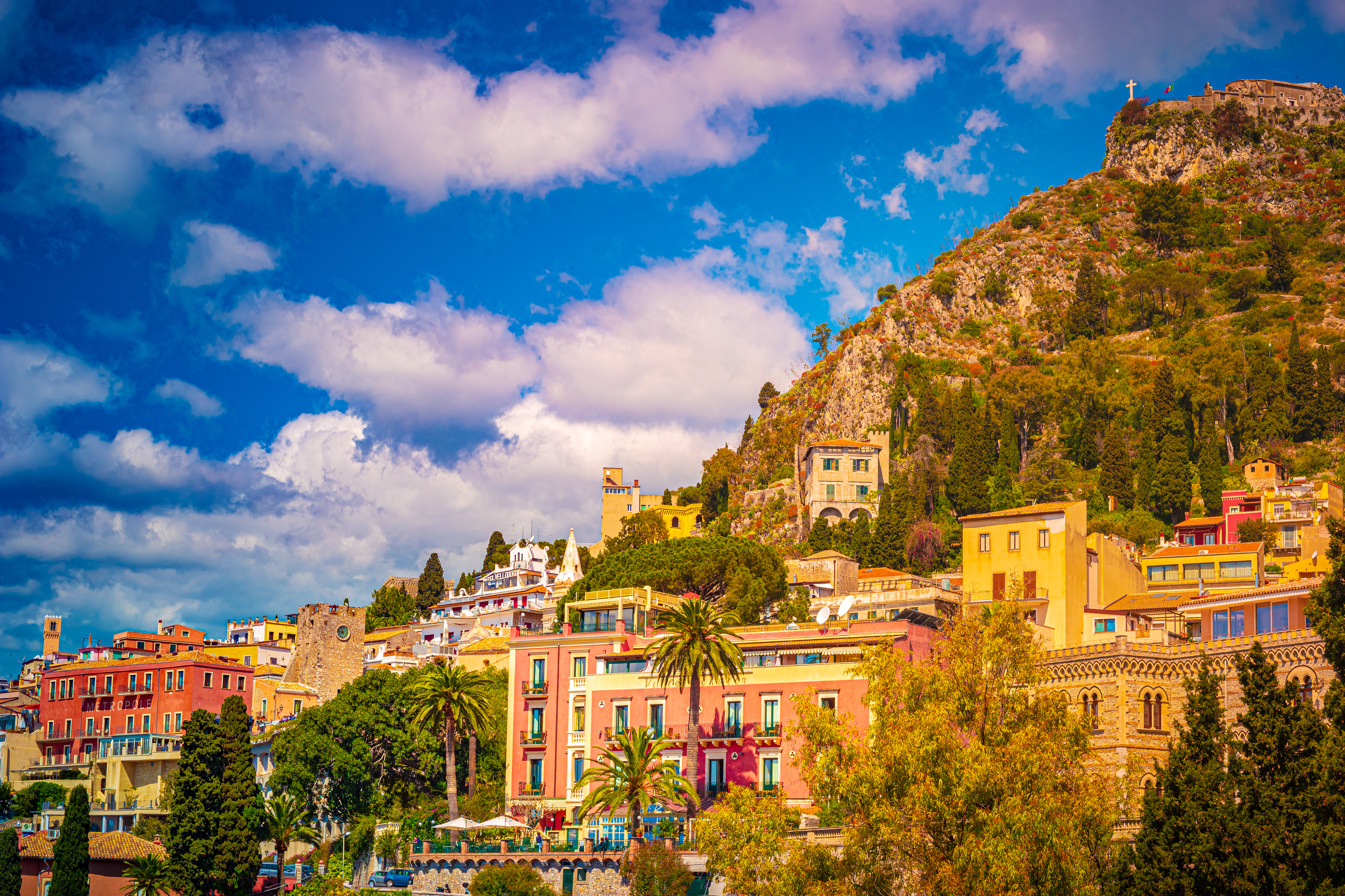 Smukke farverige bygninger i Taormina på Sicilien med udsigt til Middelhavet