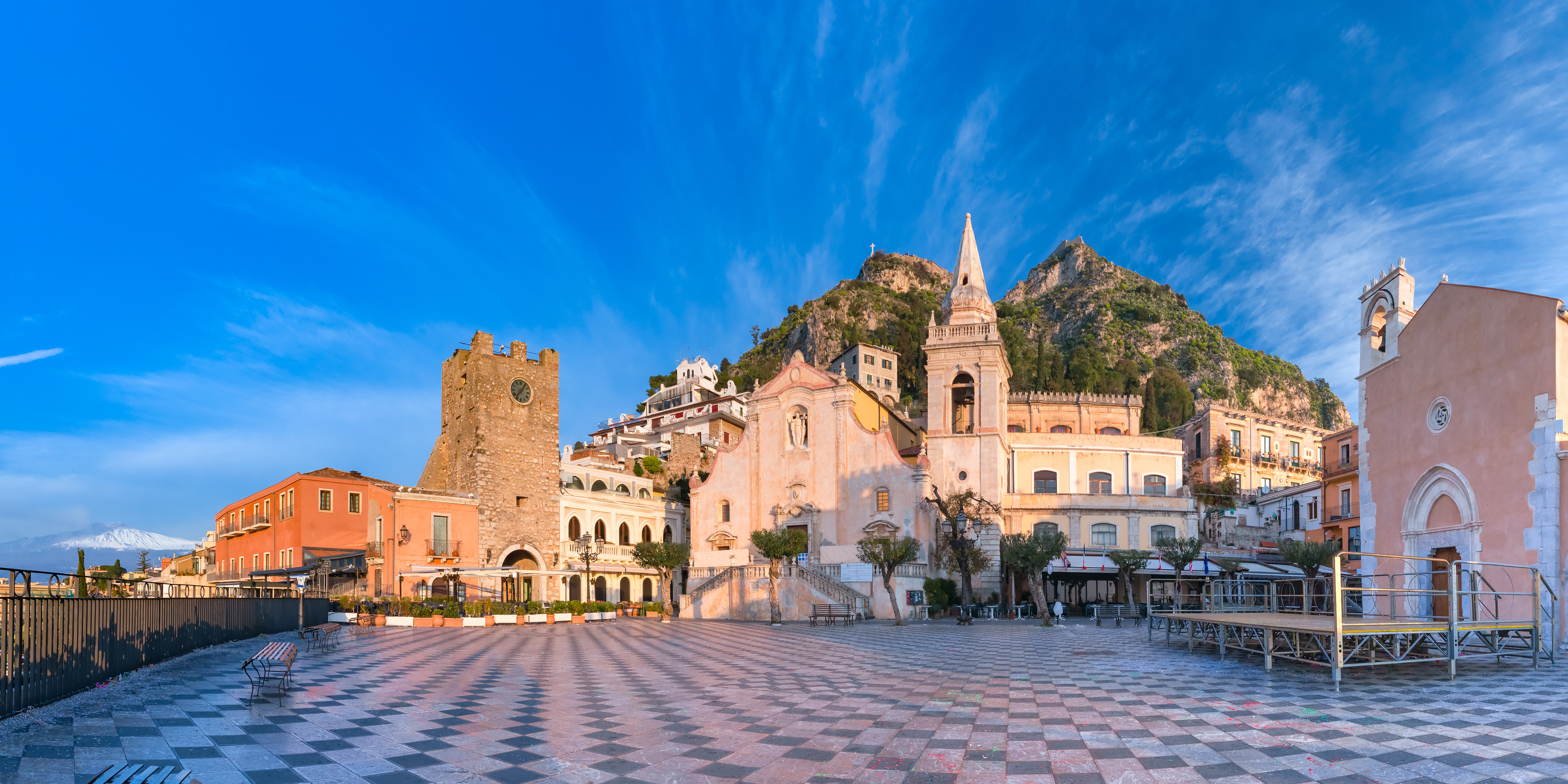Morgenstemning på Piazza IX Aprile i Taormina på Sicilien med den smukke San Giuseppe-kirke og Etna-vulkanen i baggrunden