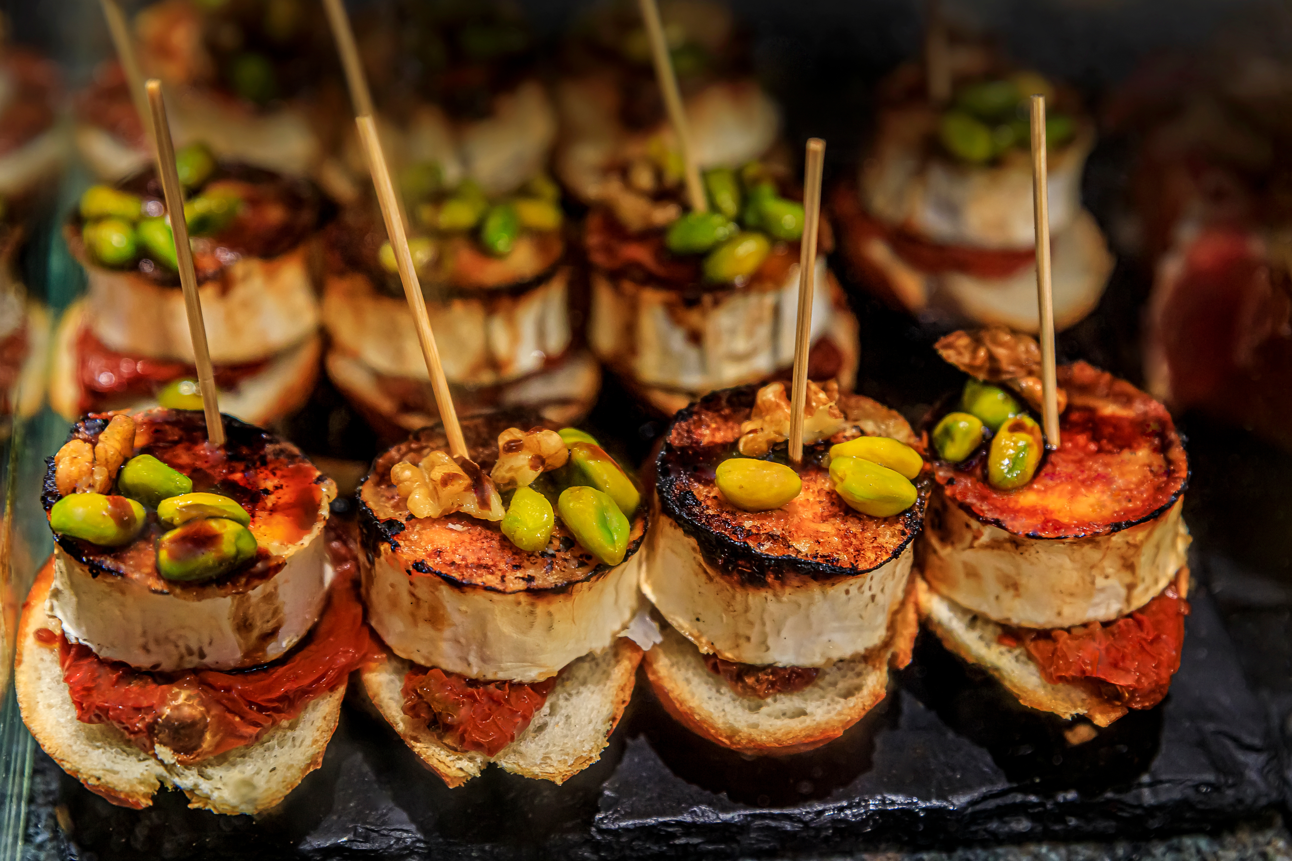 Farverige pintxos med gedeost og nødder fra den berømte madkultur i San Sebastian, Baskerlandet i Nordspanien