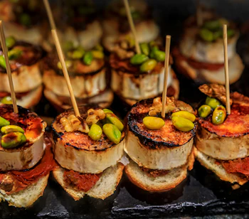 Farverige pintxos med gedeost og nødder fra den berømte madkultur i San Sebastian, Baskerlandet i Nordspanien