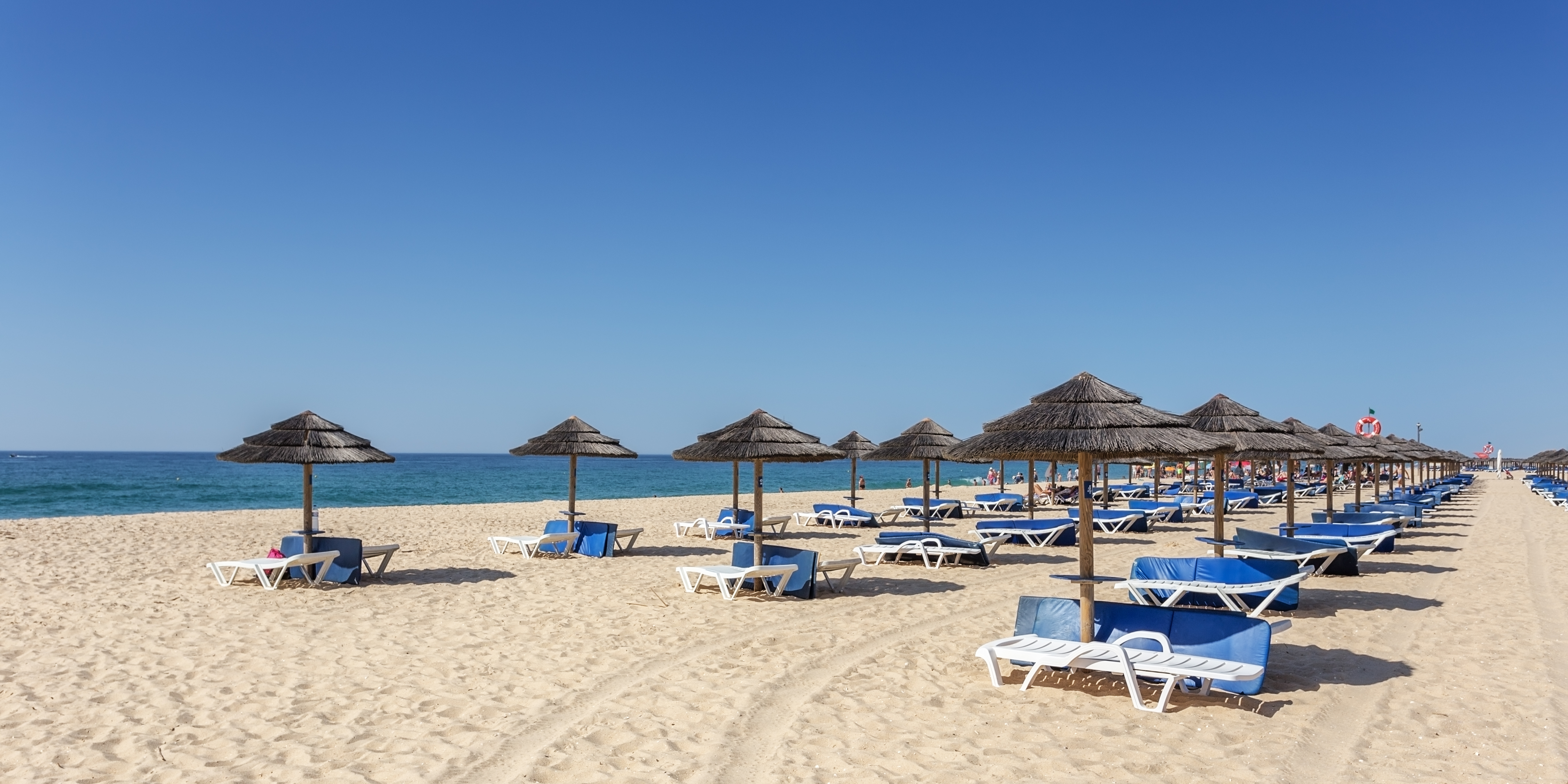 Tavira strand i Algarve med solsenge og parasol på det gyldne sand