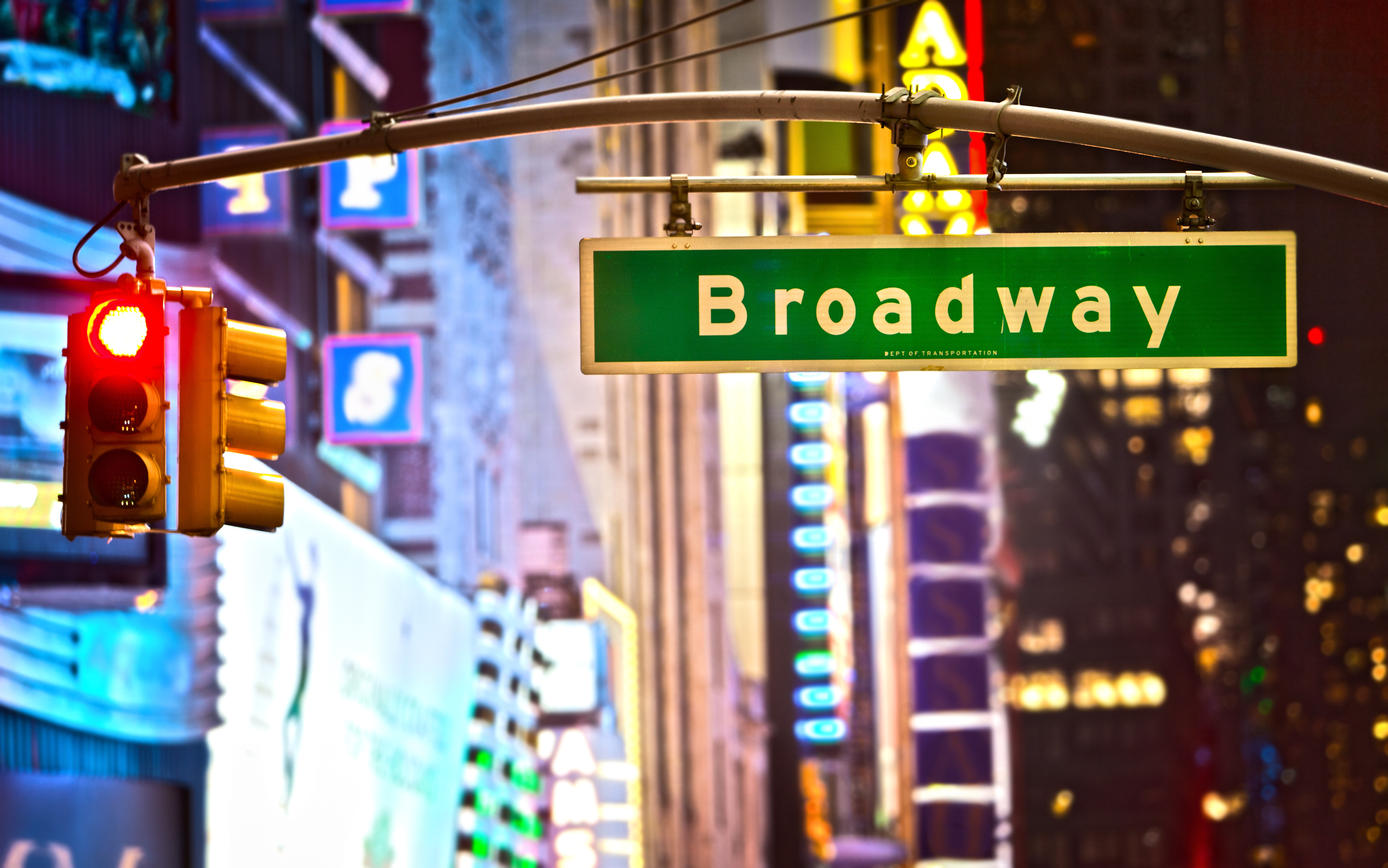 Broadway-skiltet i nattebelysning ved New Yorks berømte teaterdistrikt - et must-see kulturelt landemærke i Manhattan kendt for sine verdensberømte musicals og forestillinger