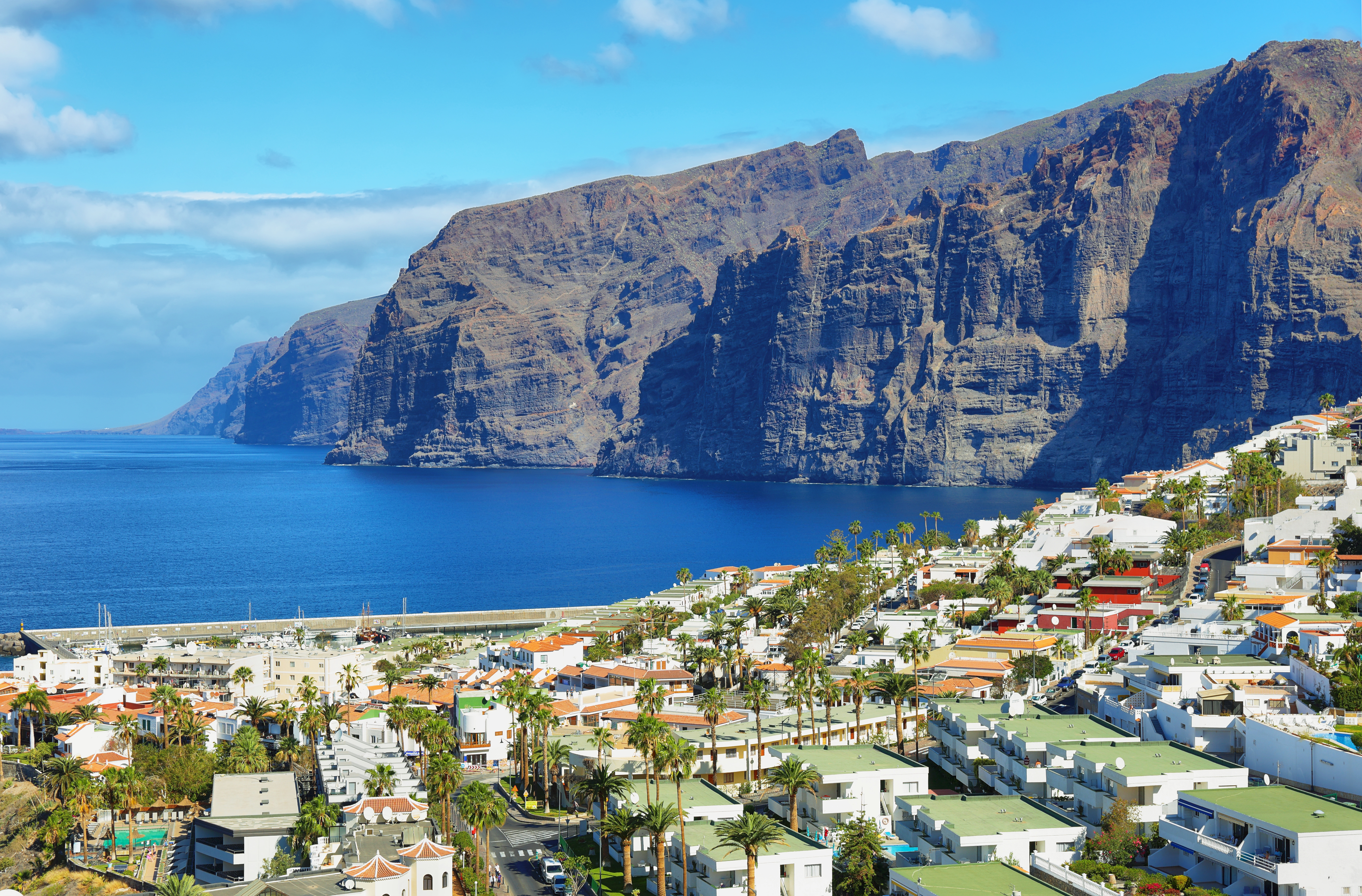 Tenerife's dramatiske kystlinje ved Los Gigantes med høje vulkanske klipper og pittoresk by ved havet