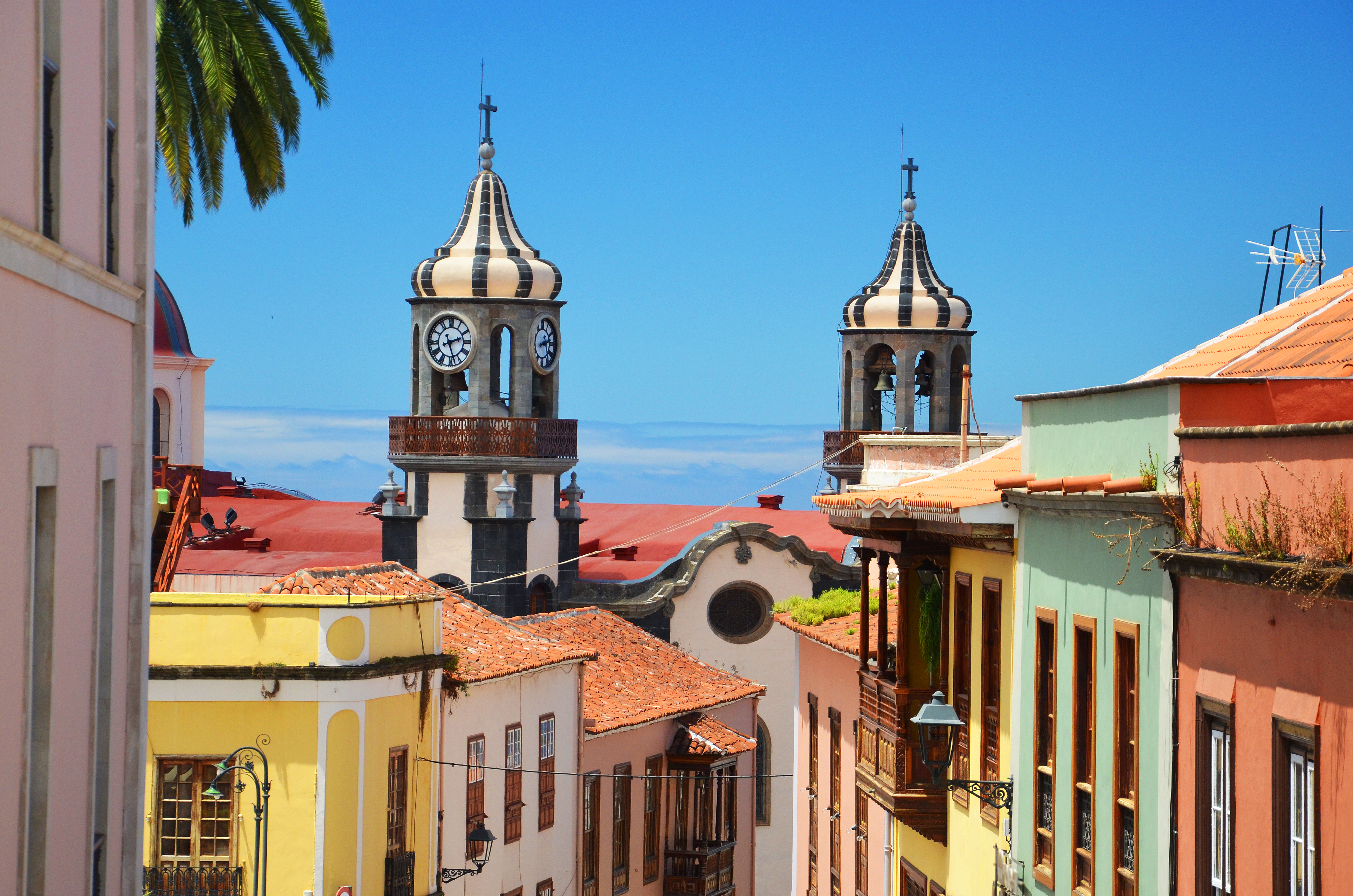 Farverige huse og historiske kirketårne i La Orotava gamle bydel, Tenerife