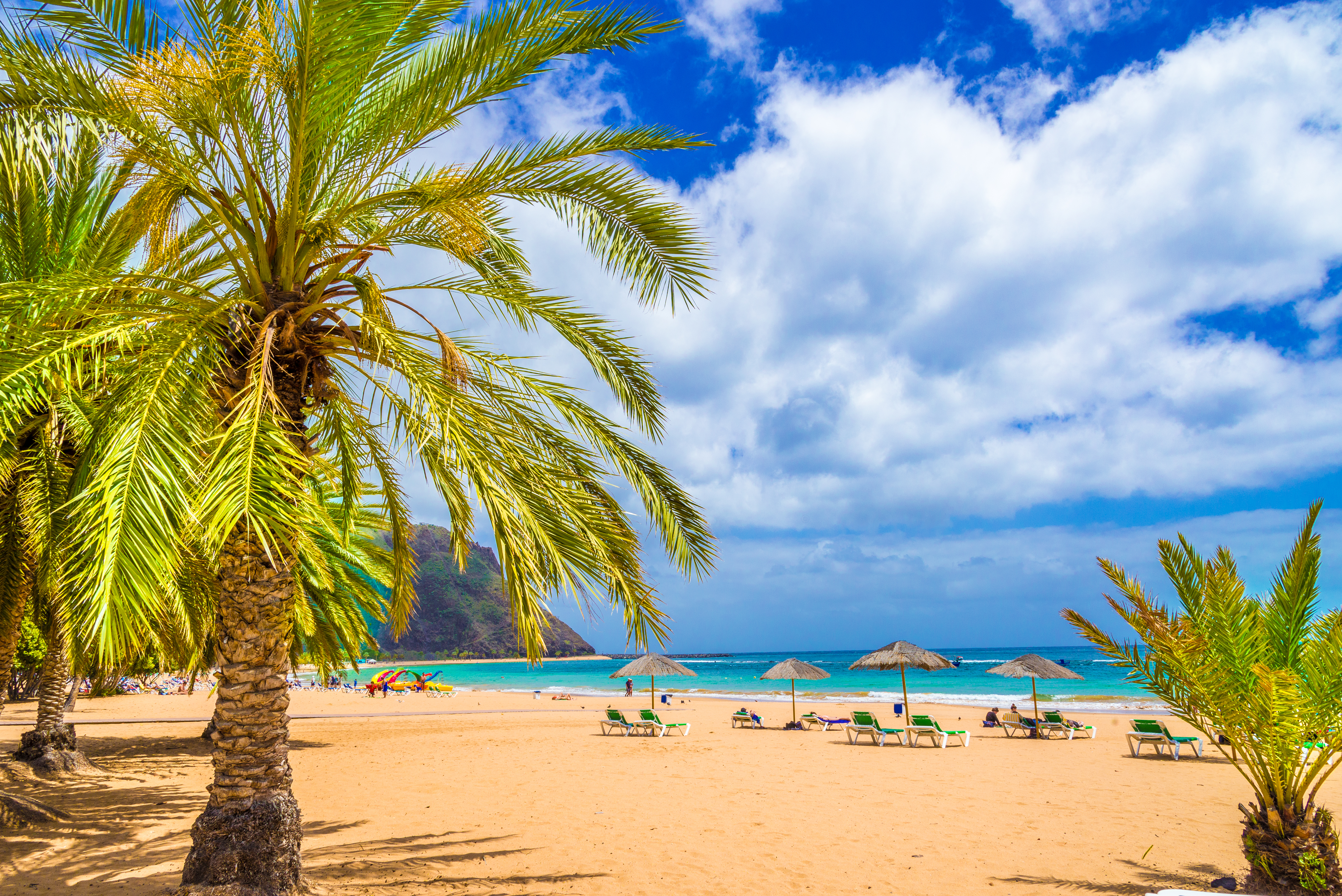 Skøn sandstrand med krystalklart vand på Tenerife - et perfekt rejsemål for solferie på De Kanariske Øer i Spanien