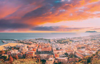 Panoramisk udsigt over Terracina og det Tyrrheniske Hav i Italien med smuk solnedgang og historiske bygninger