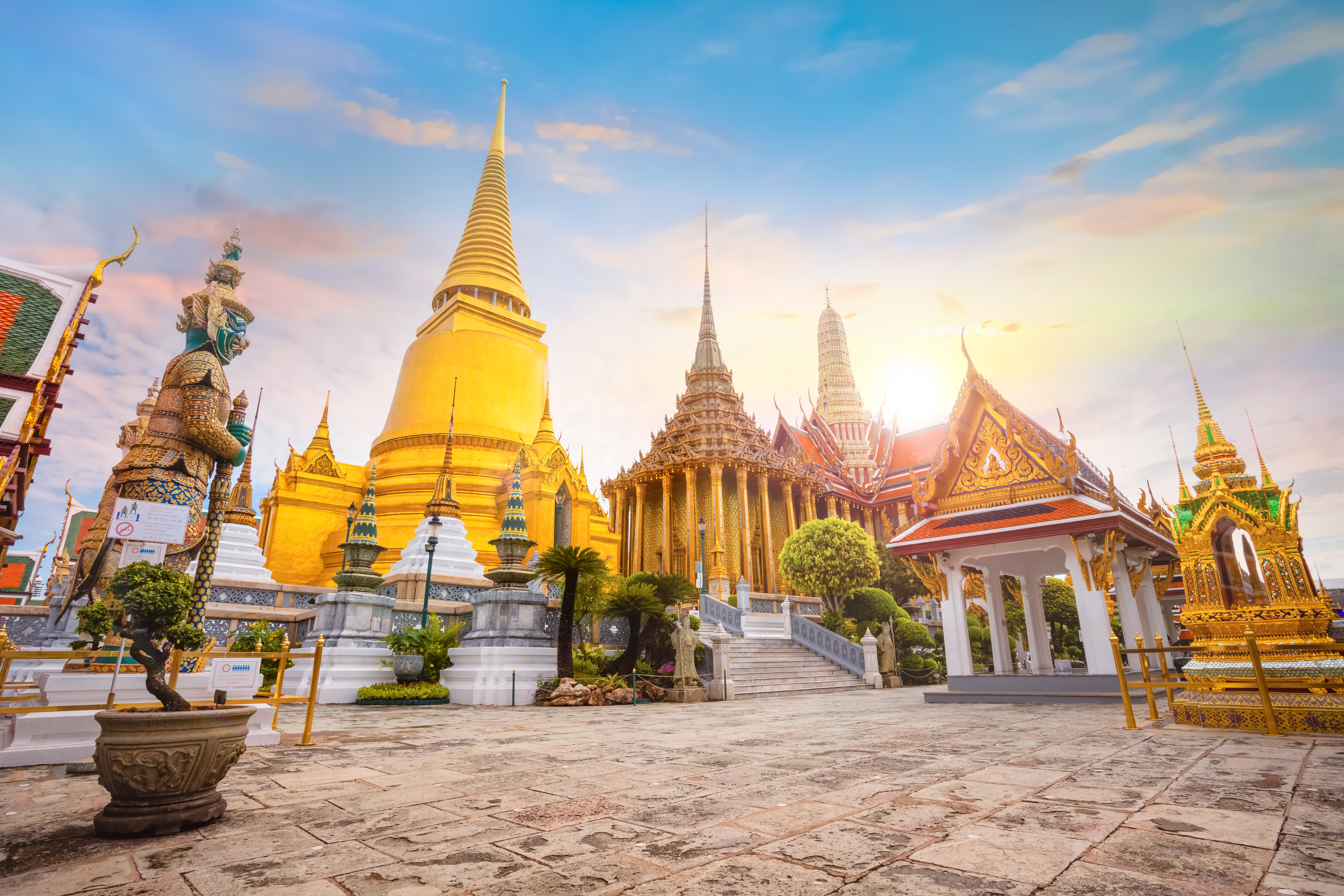 Spektakulaert thailandsk tempel Wat Phra Kaew i Bangkok med gylden pagode og traditionel siamesisk arkitektur