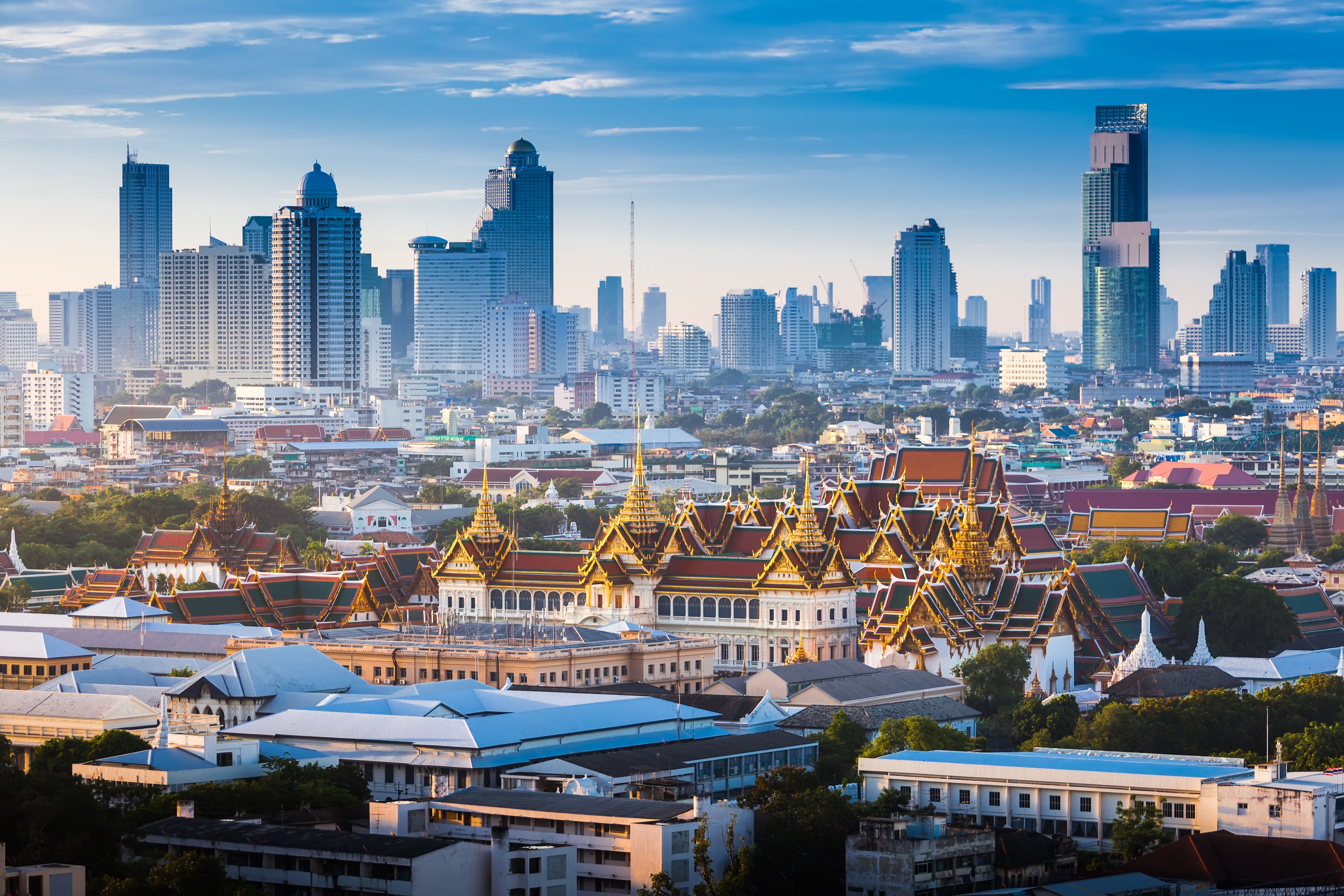 Thailands hovedstad Bangkok med traditionelt palads og moderne arkitektur