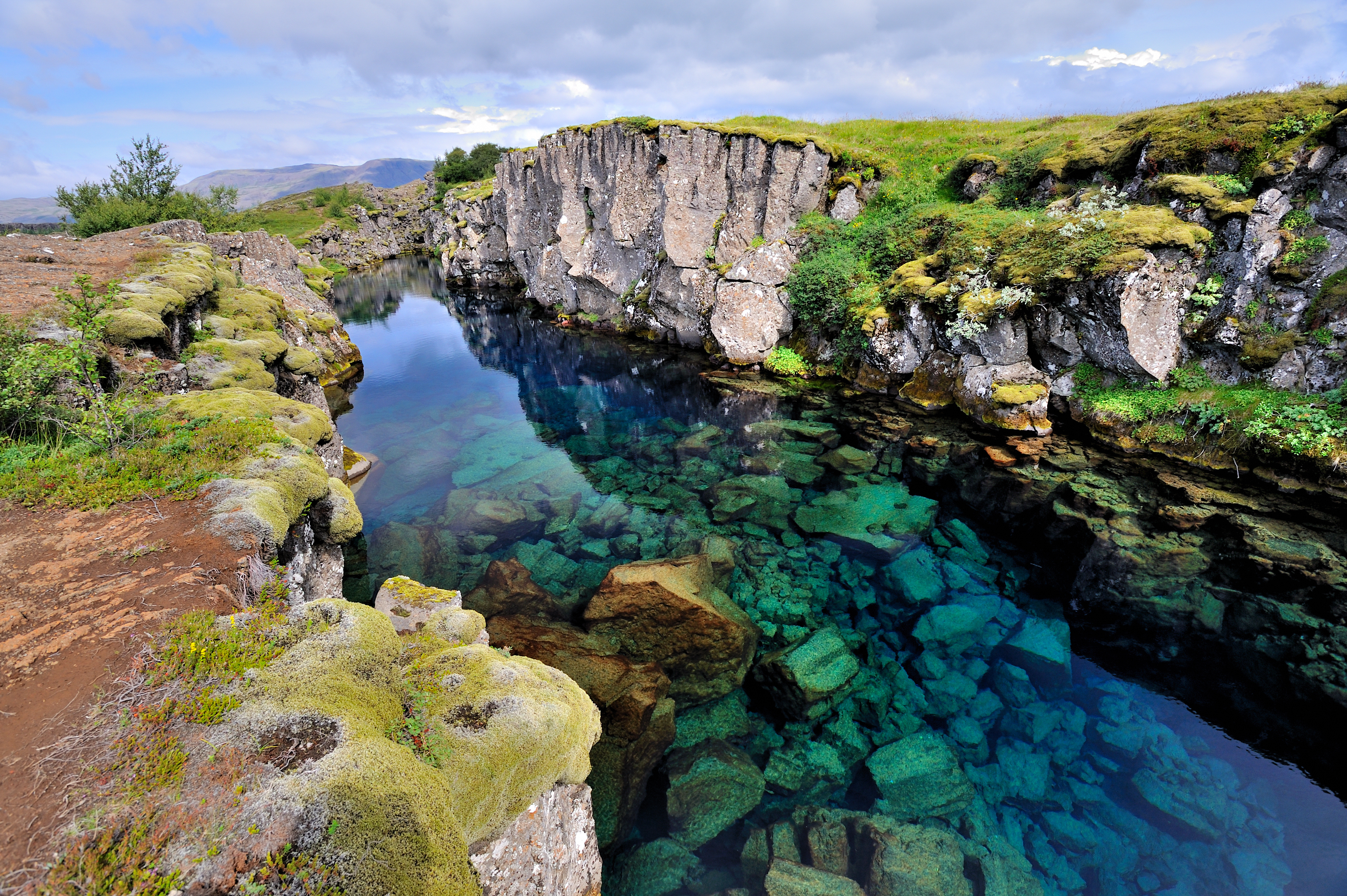 Naturskøn udsigt over Silfra-spalten i Þingvellir Nationalpark på Island, kendt for sit ekstraordinært klare turkisblå vand og geologiske betydning