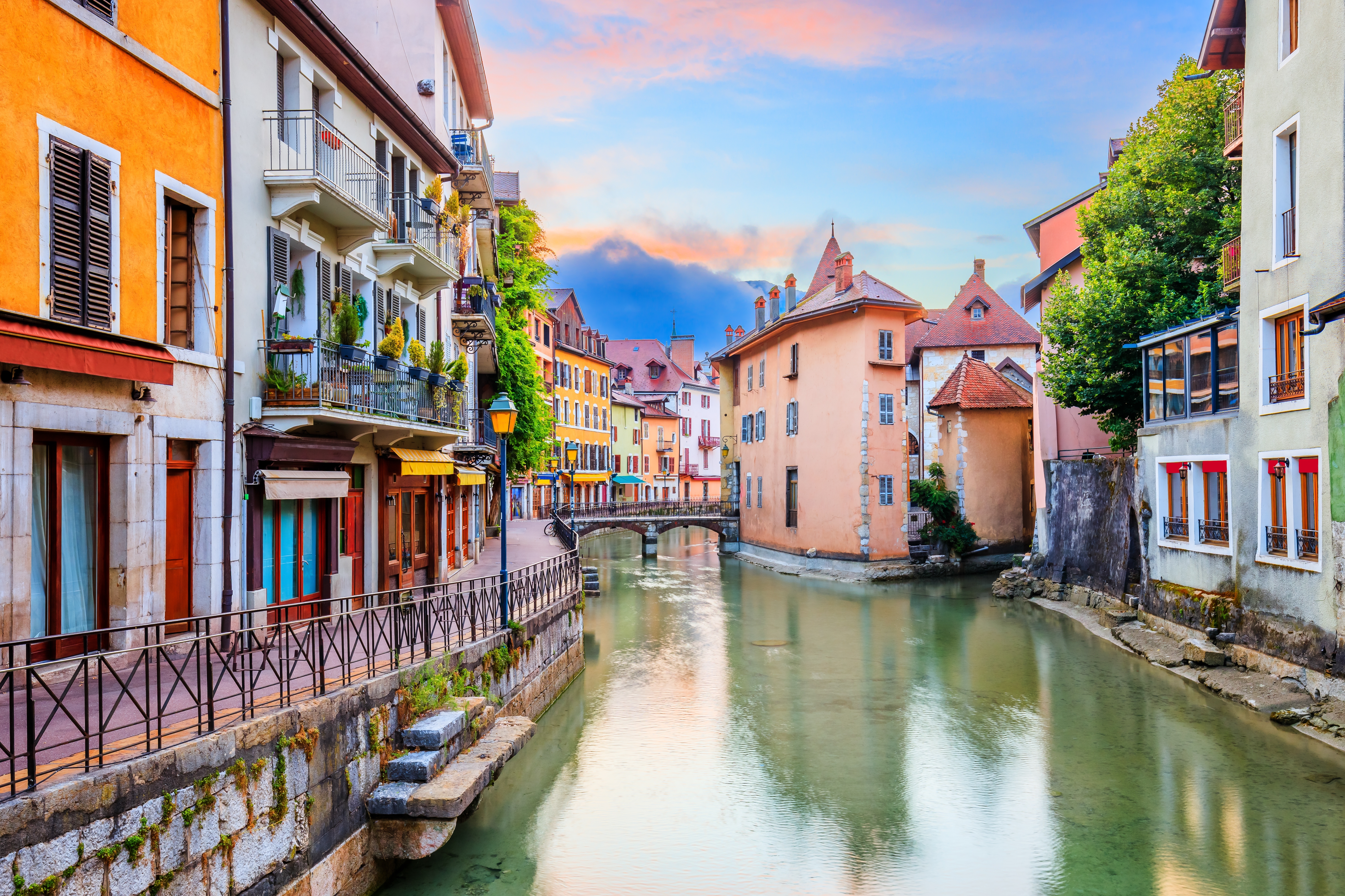 Idyllisk udsigt over Thiou-floden gennem det historiske centrum af Annecy Frankrig