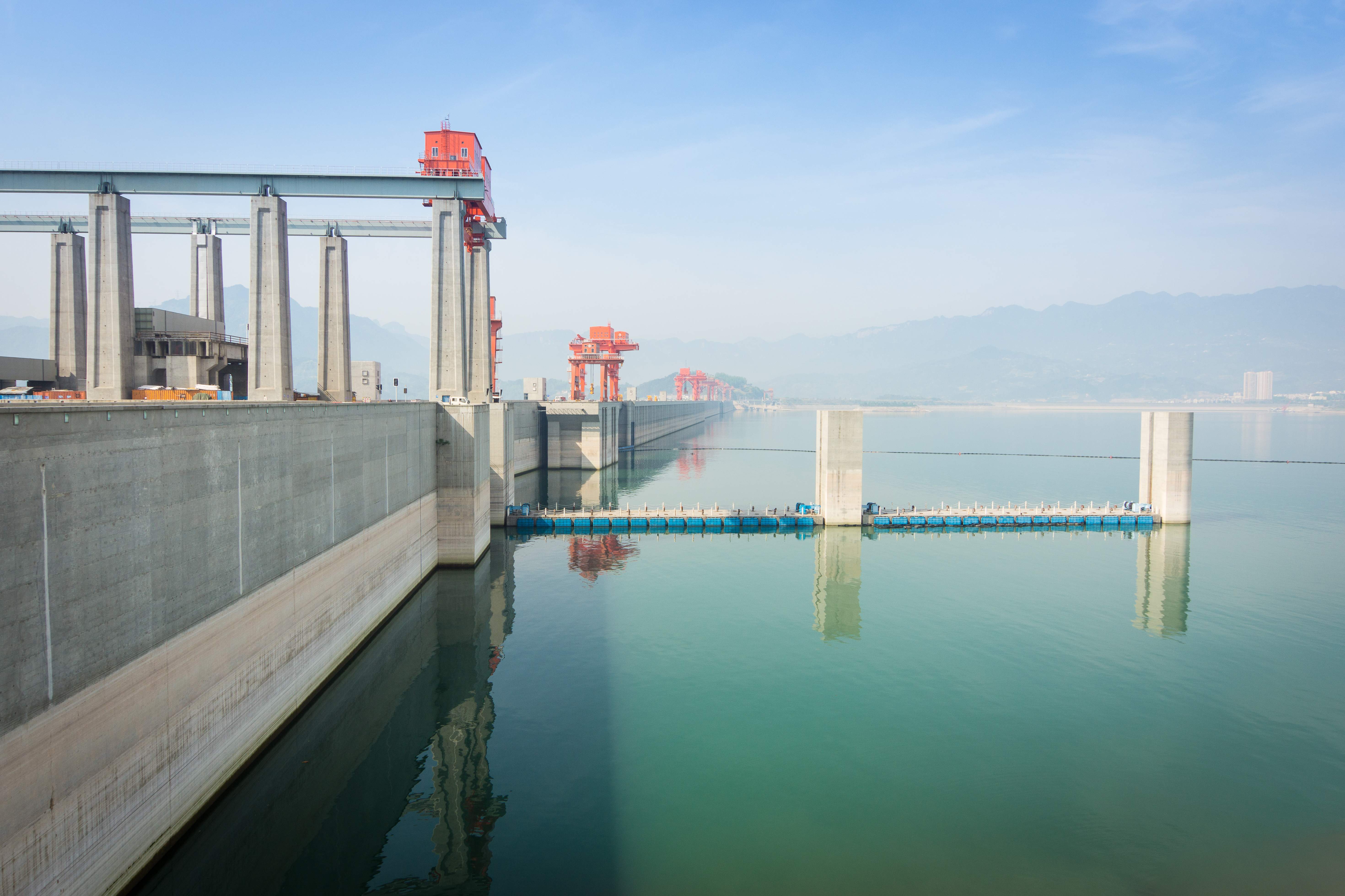Kinas berømte Three Gorges dæmning ved Yangtze floden med rolig vandflade og betonkonstruktioner