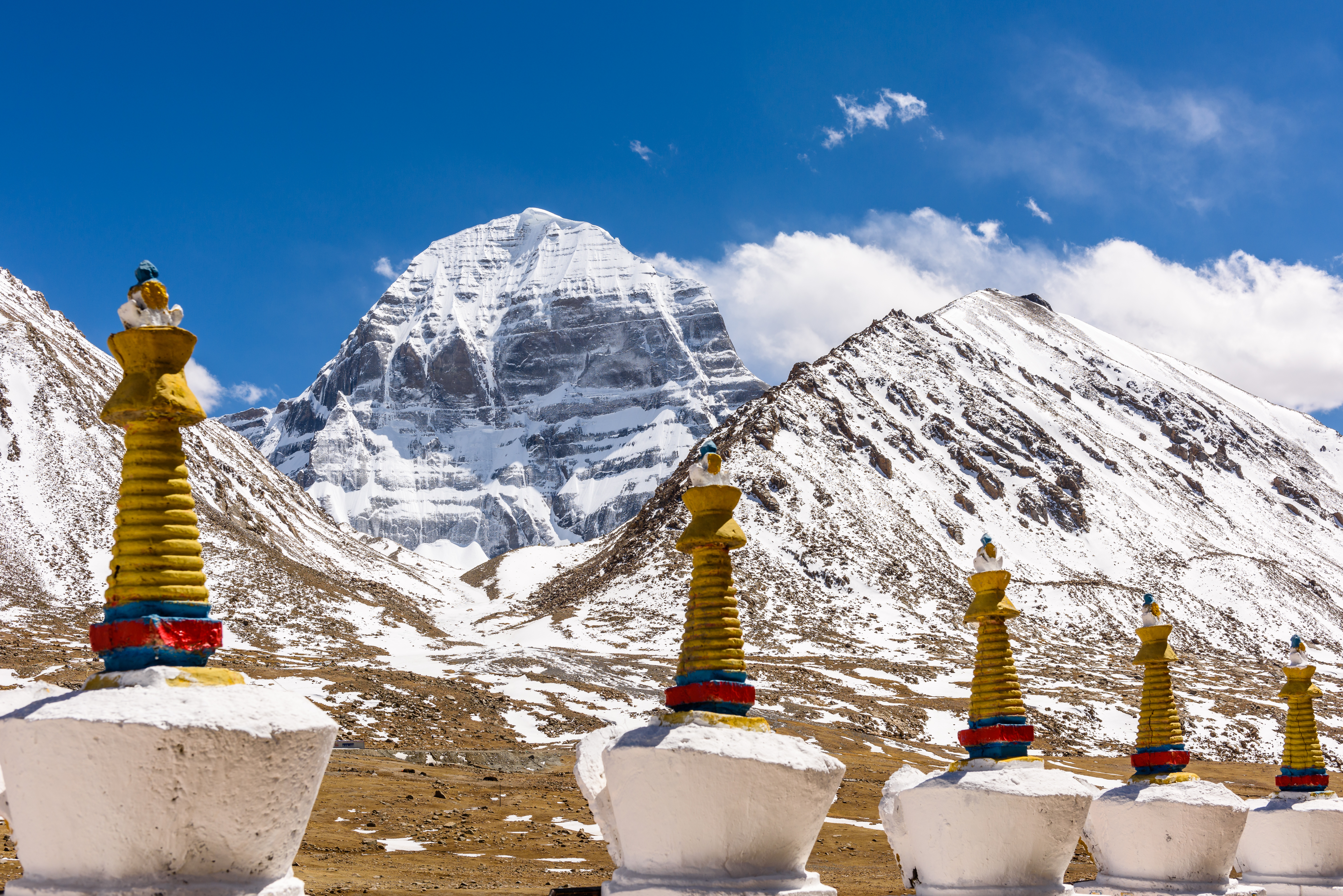 Det hellige Mount Kailash bjerg med buddhistiske stupaer i Tibet