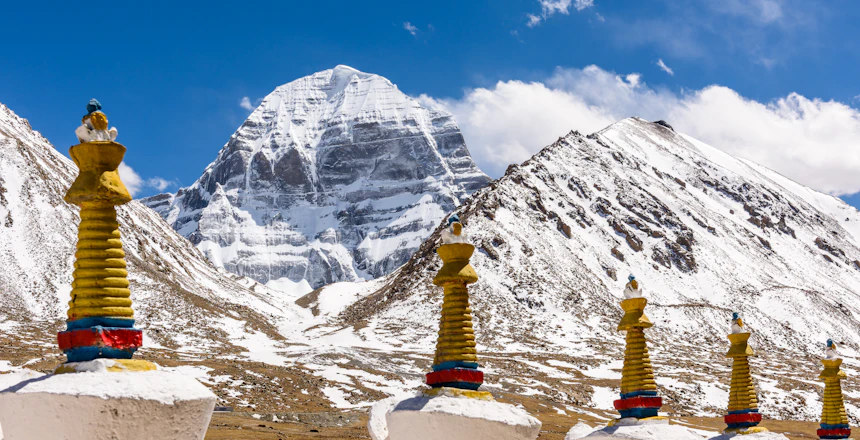 Det hellige Mount Kailash bjerg med buddhistiske stupaer i Tibet