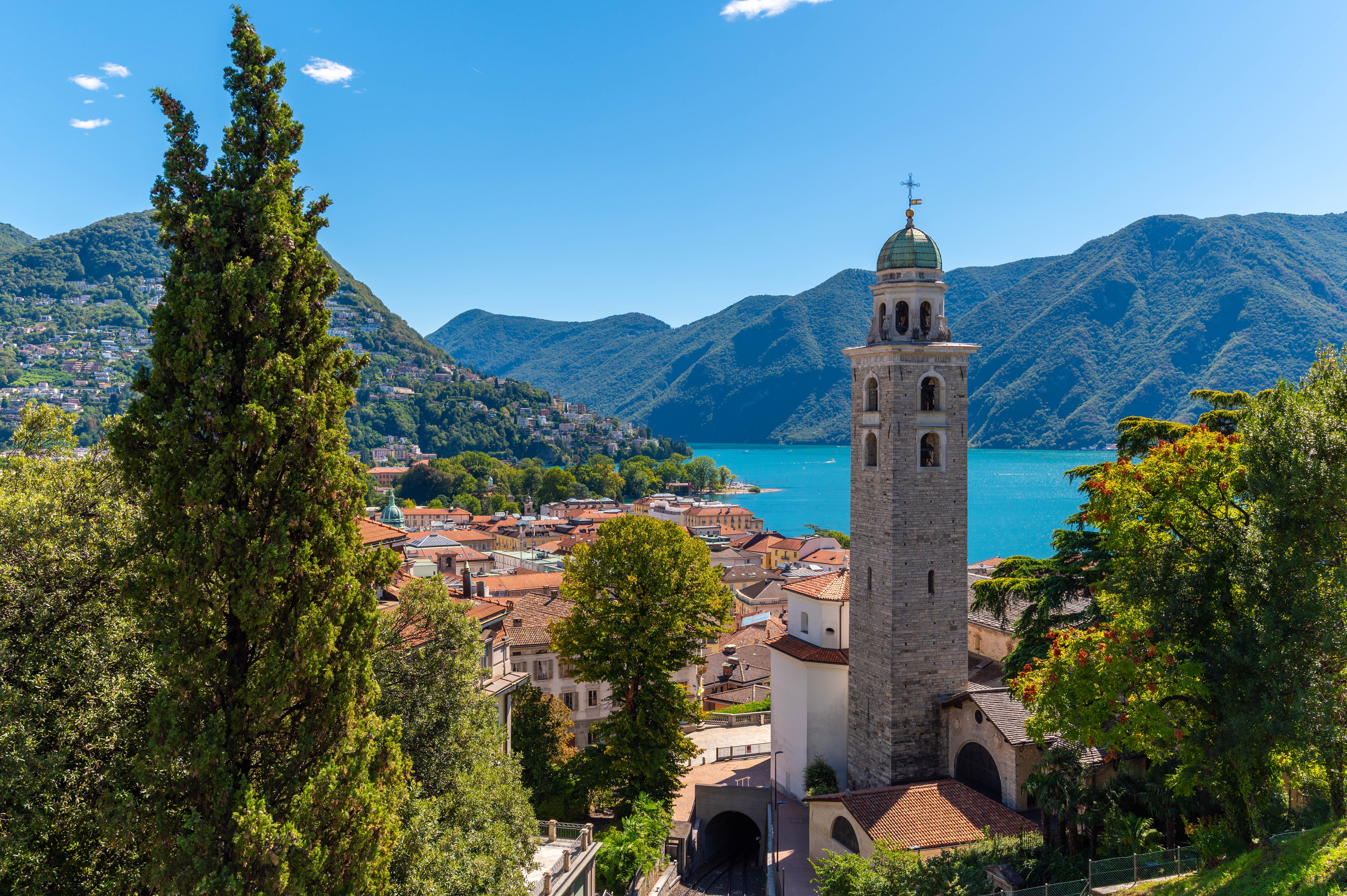 Lugano i Ticino kanton med historisk arkitektur og fantastisk udsigt over sø og bjerge