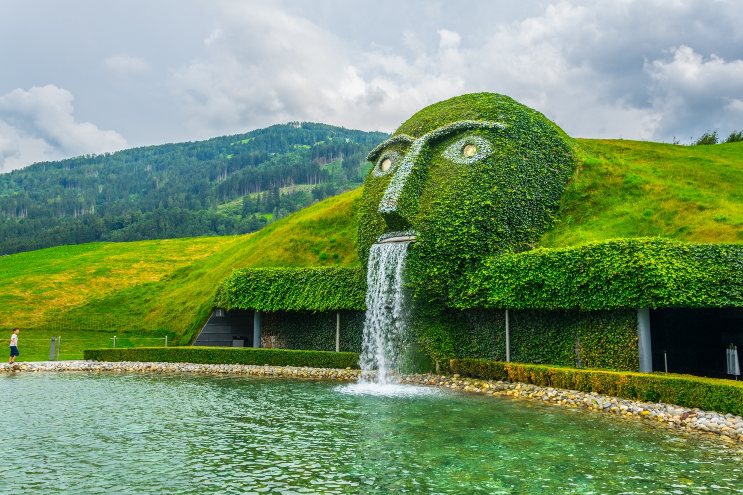 Imponerende vandkunst med et gigantisk grønt hoved ved indgangen til Swarovski Kristallwelten, et berømt museum i Wattens, Østrig