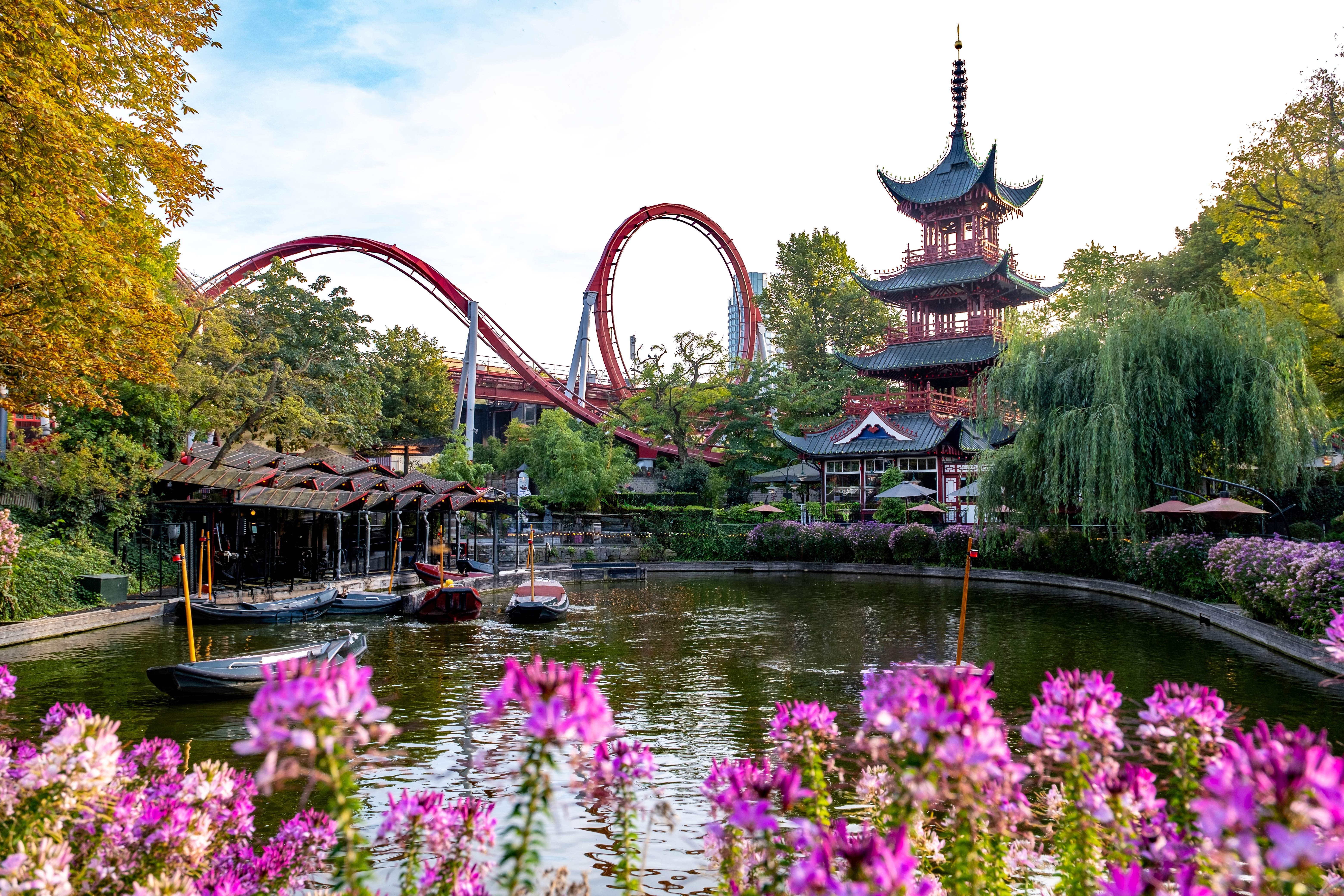 Tivoli Have København med traditionel pagode og forlystelser Danmark ferie