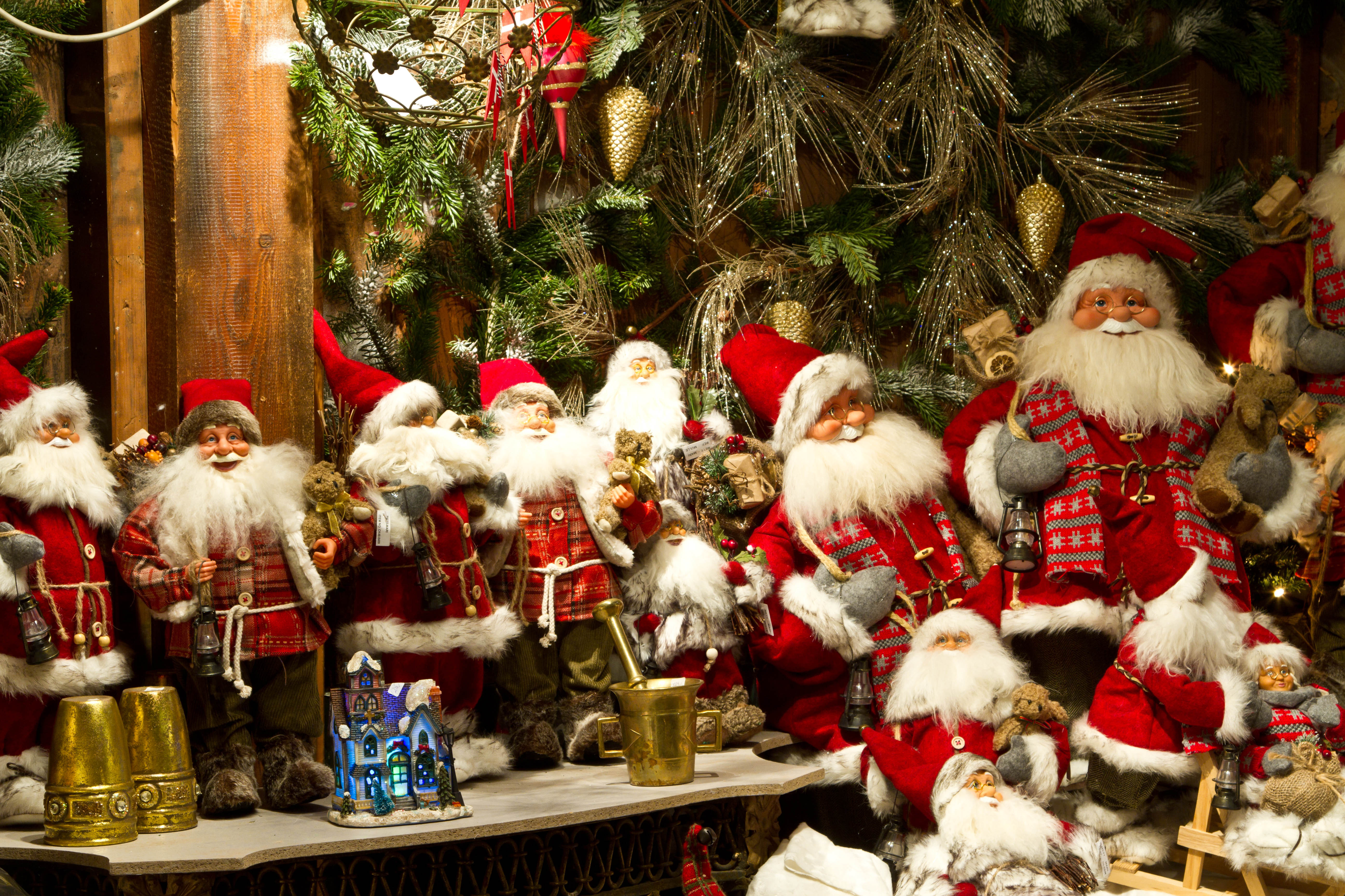 Farverige julemandsfigurer og julenisser udstillet på julemarkedet i Tivoli Gardens København