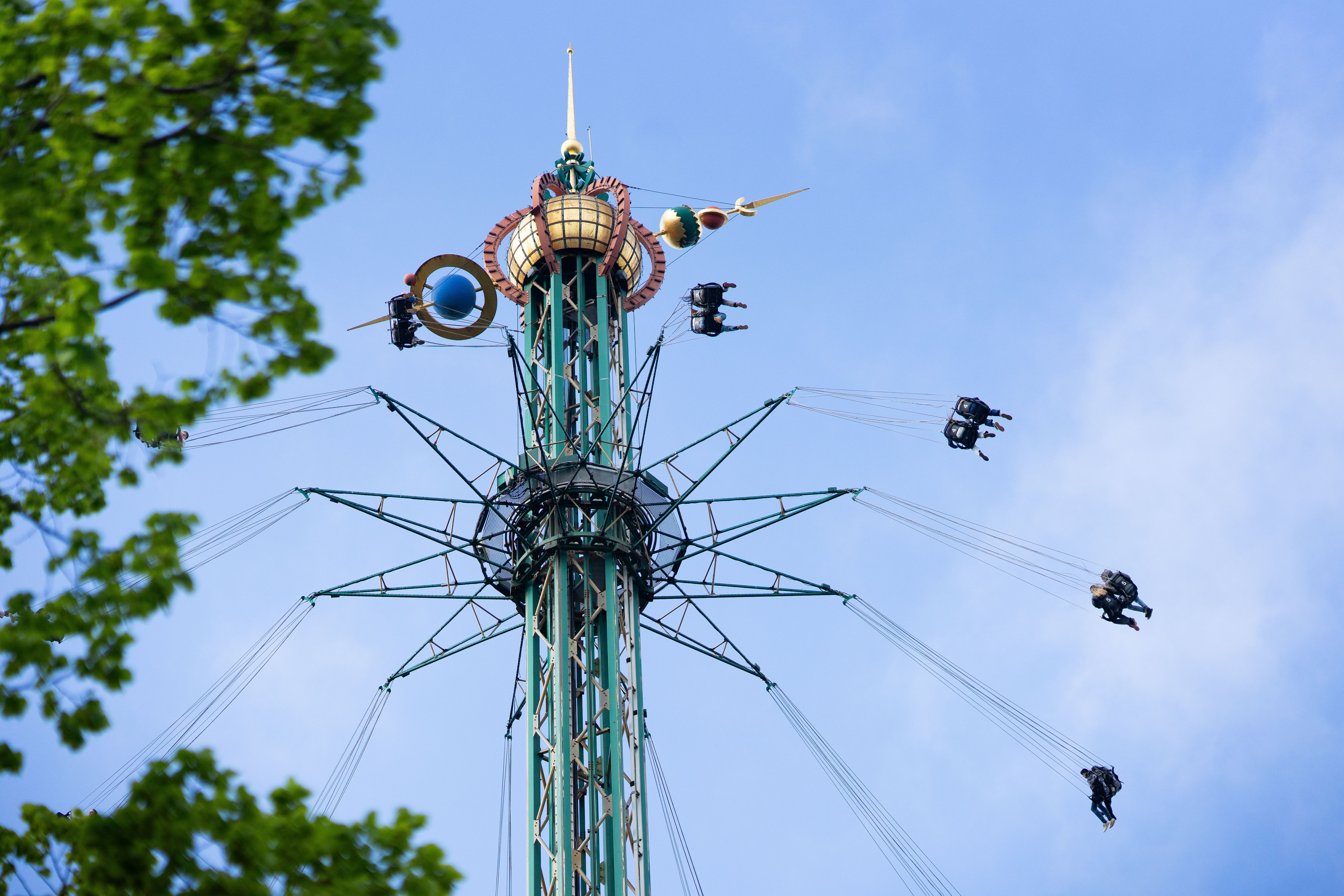Tivoli Gardens forlystelse med gæster der svæver i luften på svingekarrusellen i København