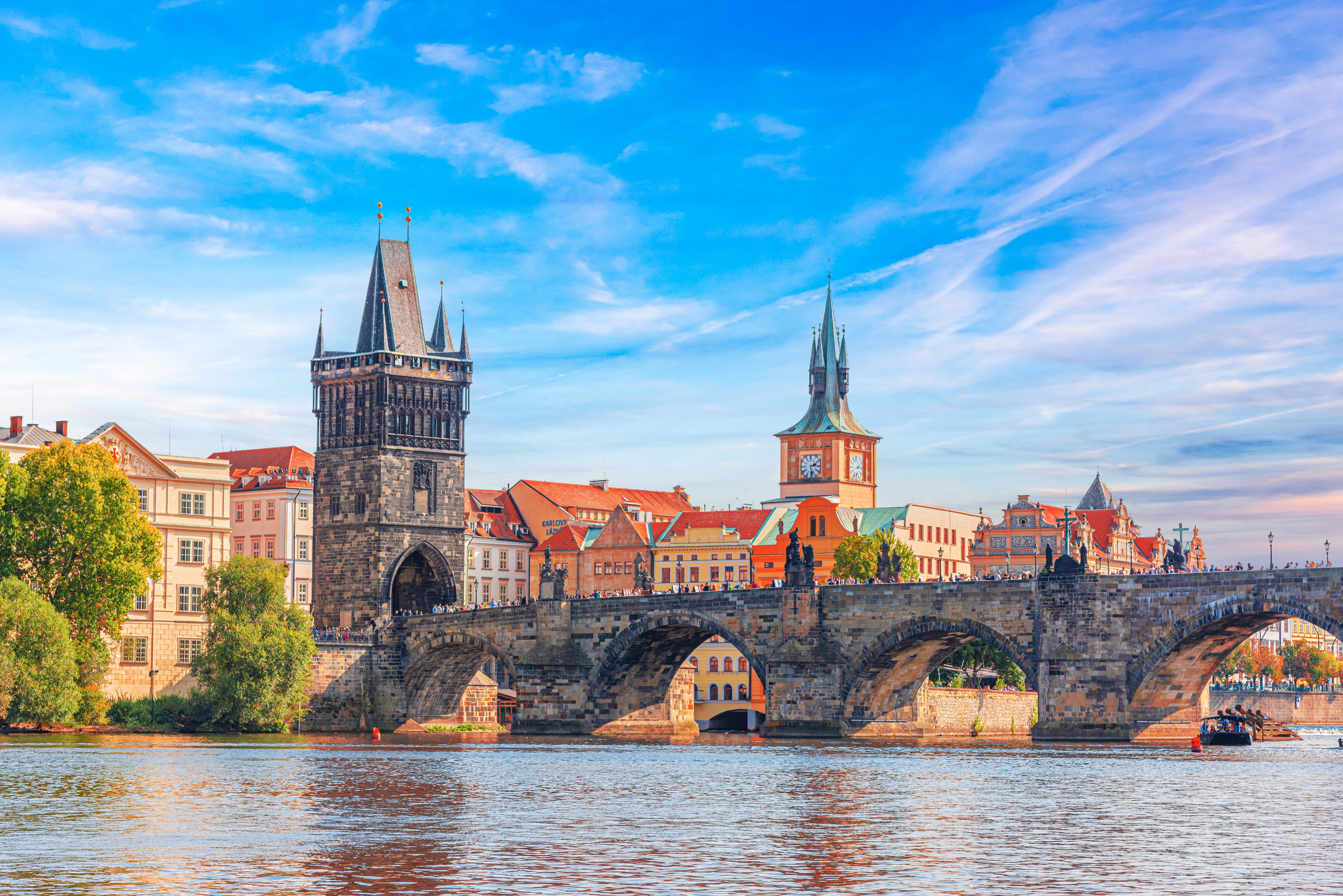 Karlsbroen i Prag på en solrig dag med view over Vltava-floden og den historiske bydels arkitektur