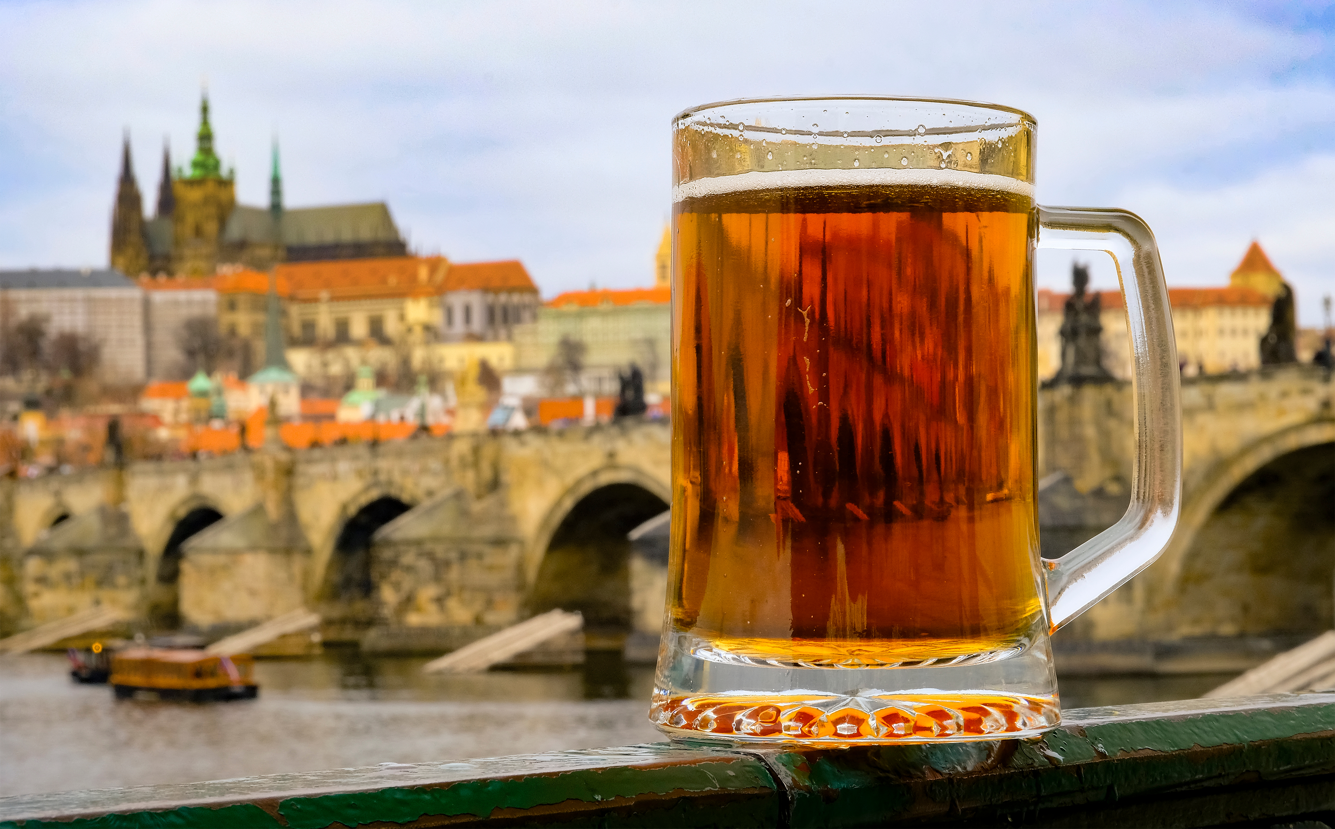Autentisk tjekkisk pilsner med udsigt til Prags majestætiske slot og den berømte Karlsbro