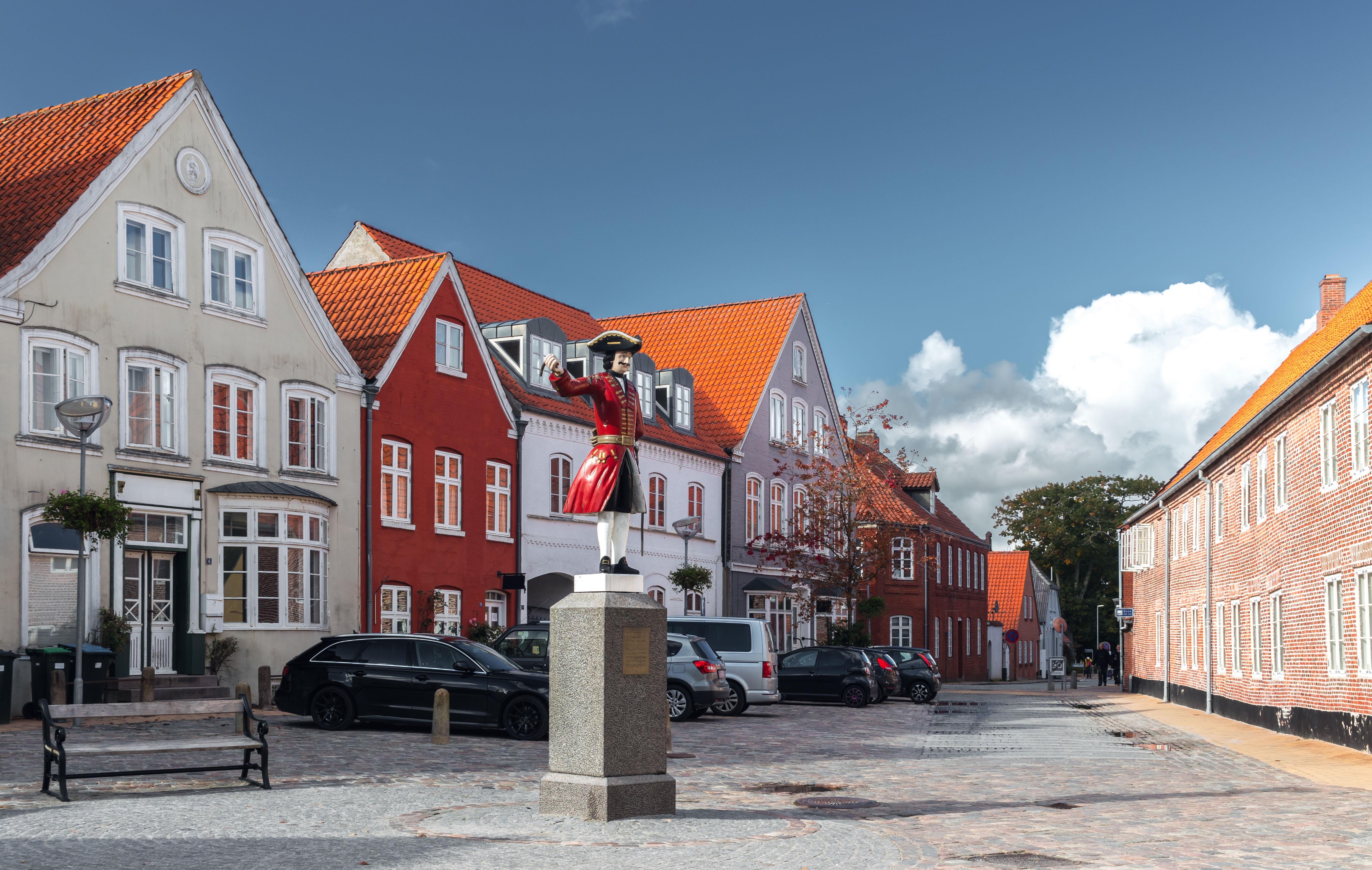 Malerisk bytorv i Tønder med charmerende historiske huse og brosten i det sydlige Danmark