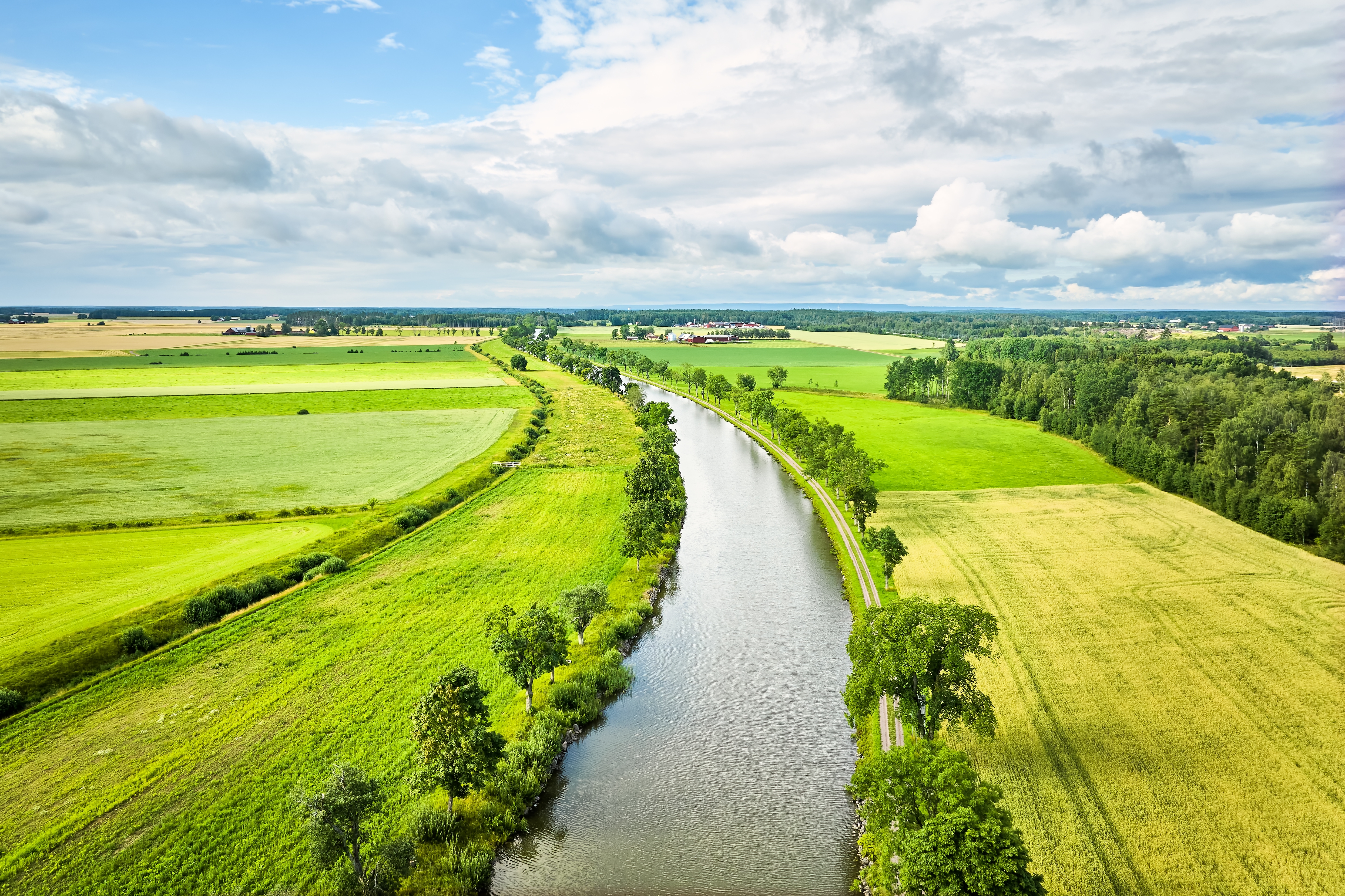 Panoramaudsigt over Göta Kanal og vandrerute nær Töreboda Sverige