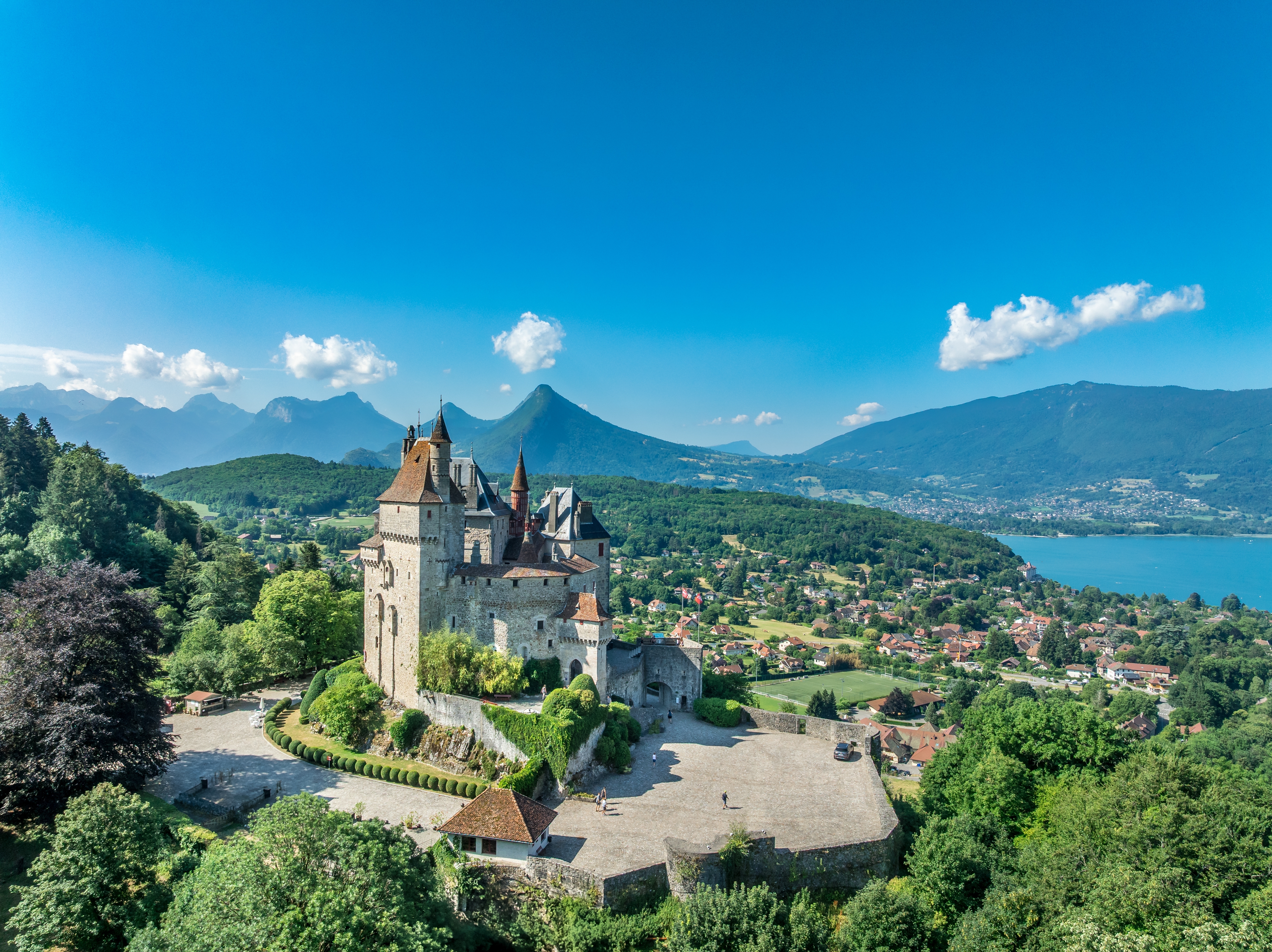 Disney-inspireret Torneroses slot ved smukke Annecy-søen i de franske Alper