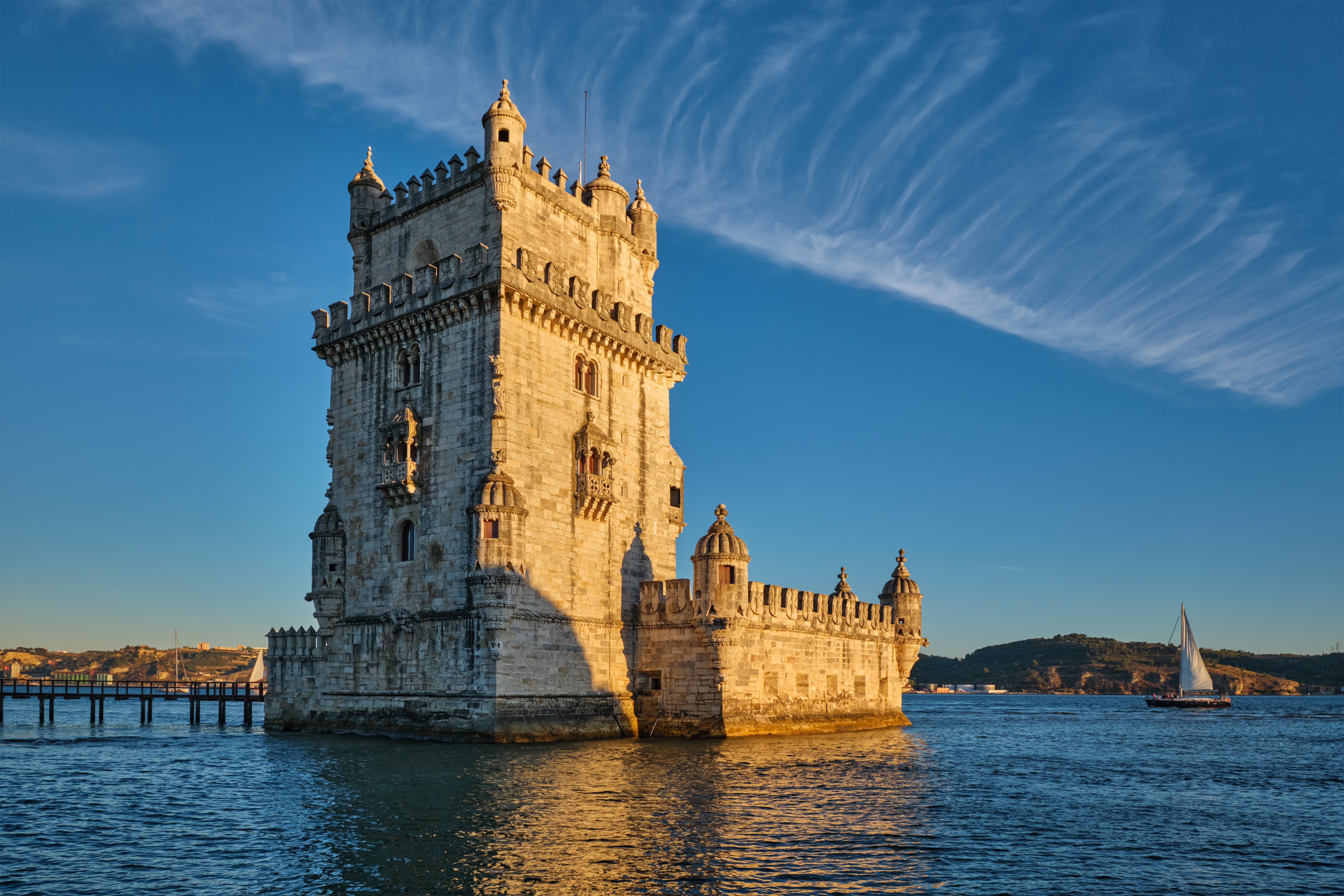 Belém-tårnet badet i aftensol ved Tagus-flodens munding i Lissabon - et imponerende fæstningstårn og symbol på Portugals maritime historie
