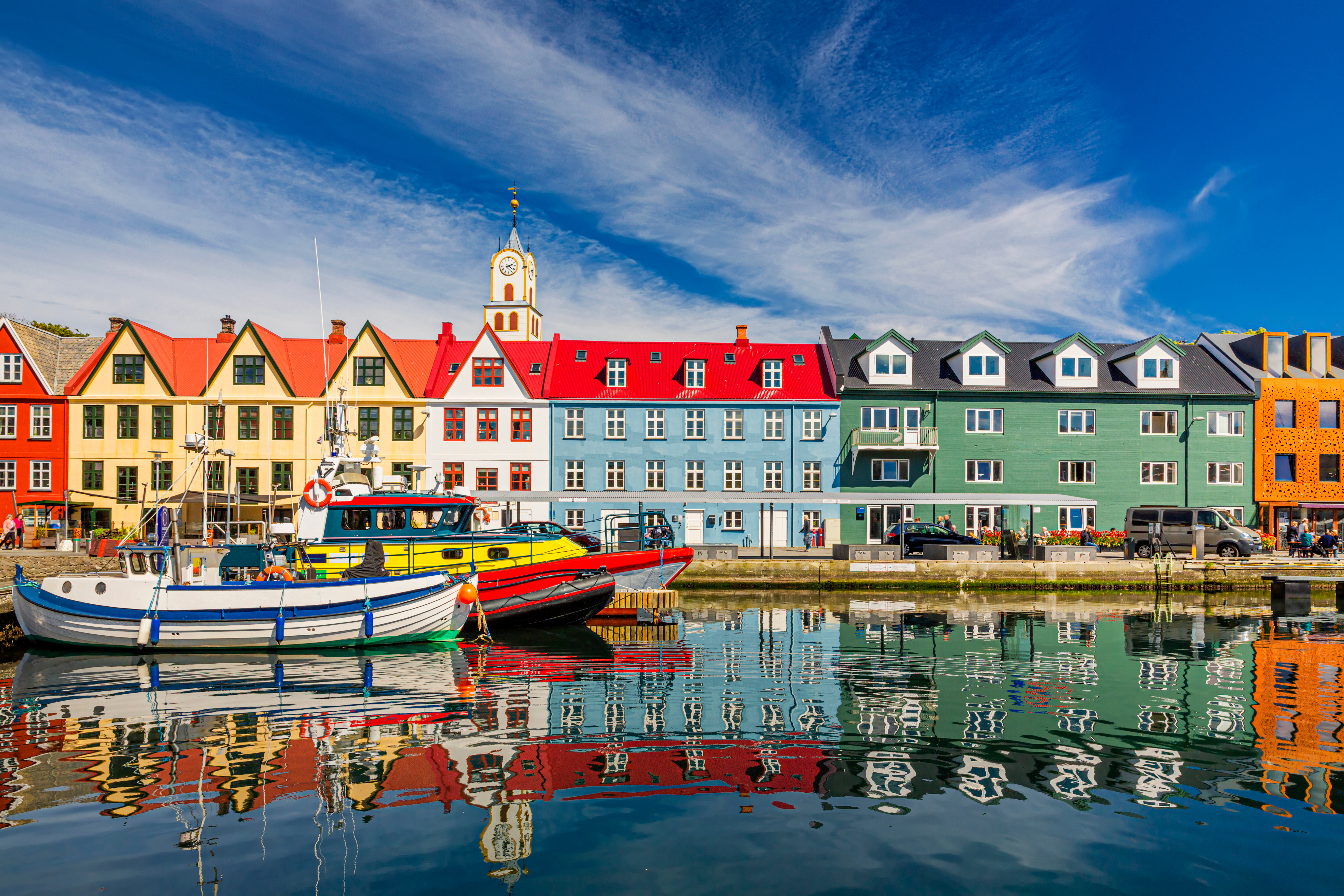 Panoramaudsigt over Torshavns hyggelige havneområde med karakteristiske farverige huse og både ved kysten på Færøerne