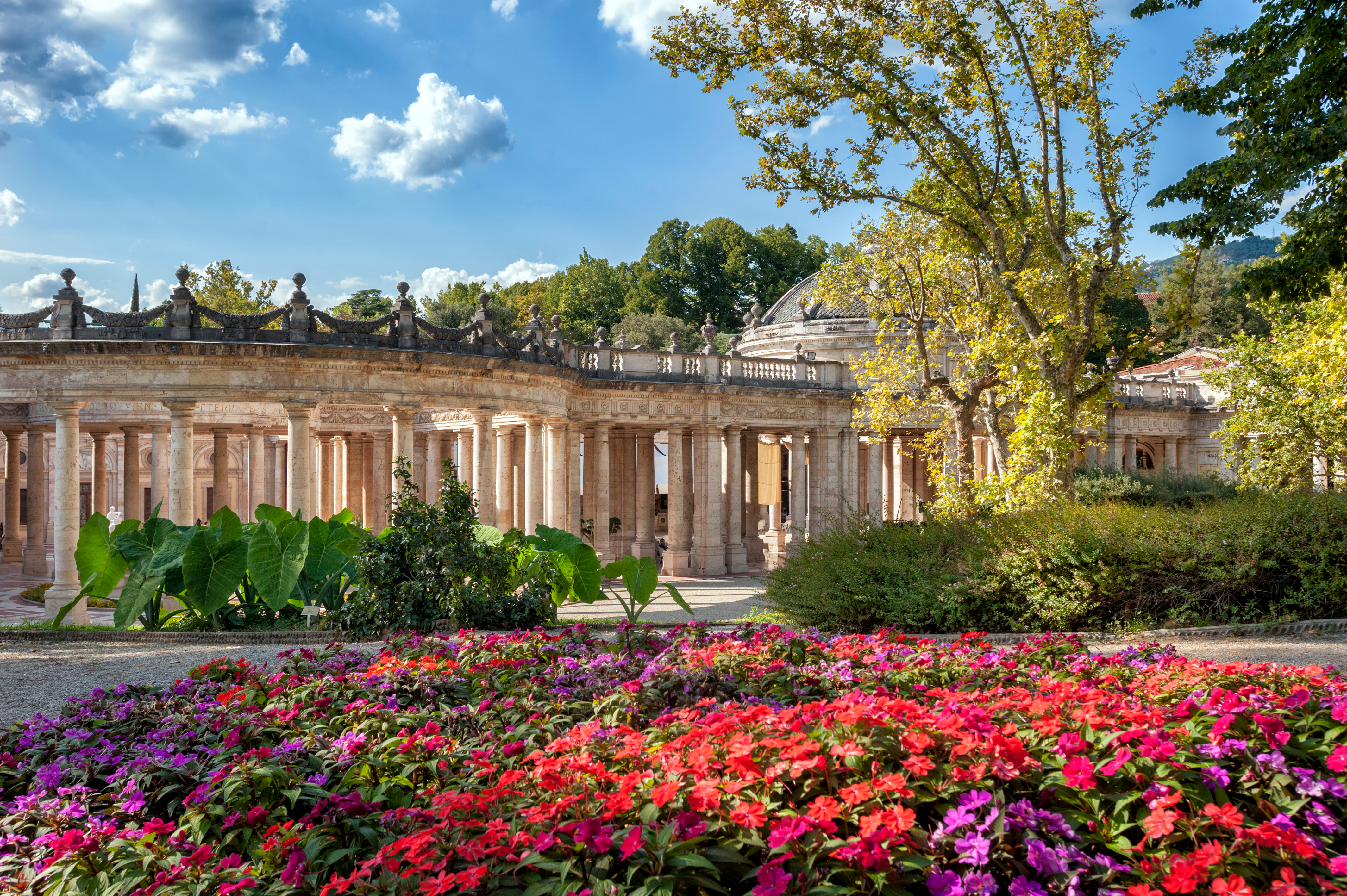 Terme Tettuccio i Montecatini - et pragtfuldt eksempel på italiensk kurstedsarkitektur fra begyndelsen af 1900-tallet med fontæner og mineralvandskilder i Toscana.