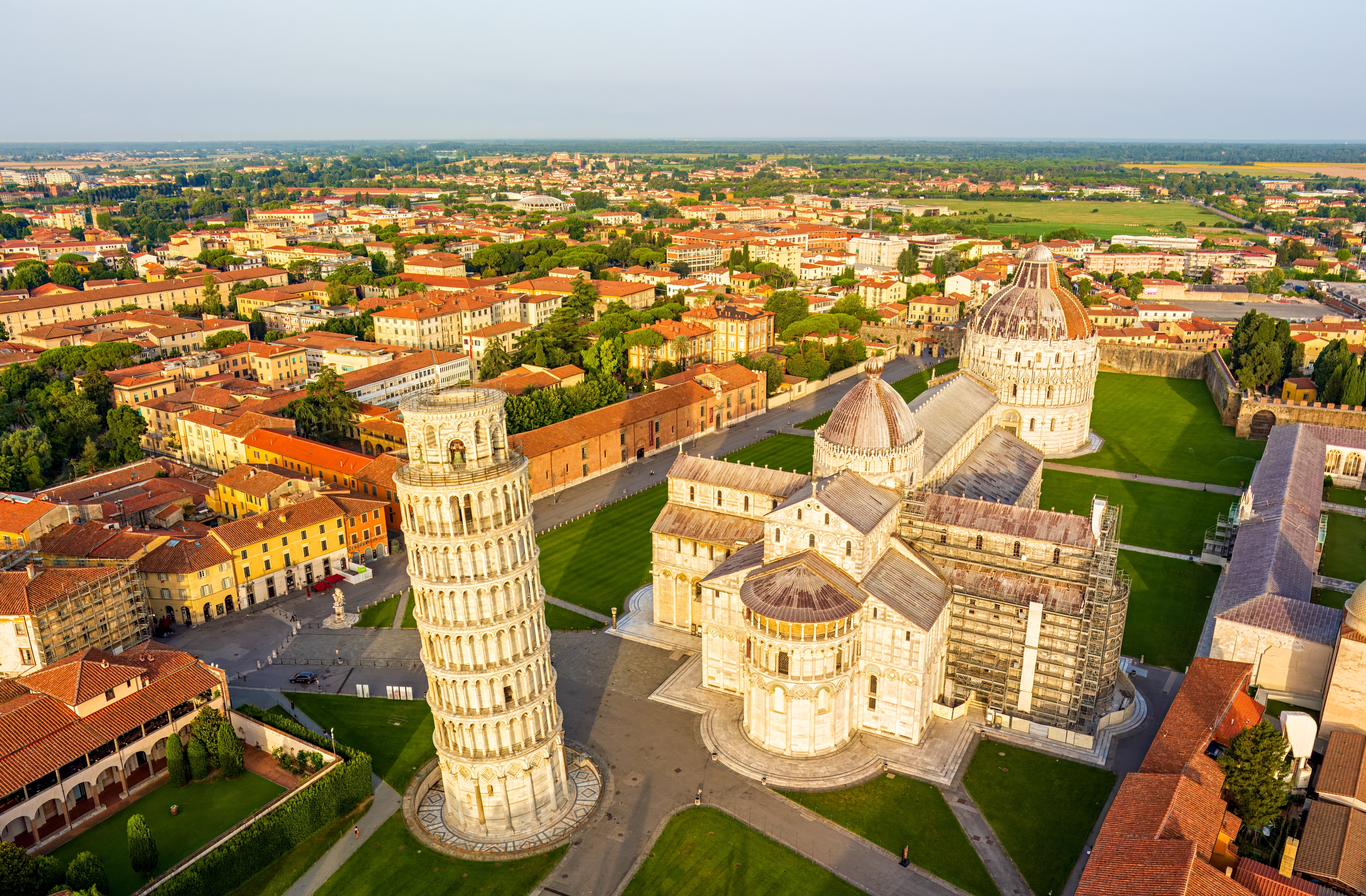 Panorama luftbillede af Pisas skrå tårn og katedral i Toscana Italien