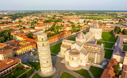 Panorama luftbillede af Pisas skrå tårn og katedral i Toscana Italien