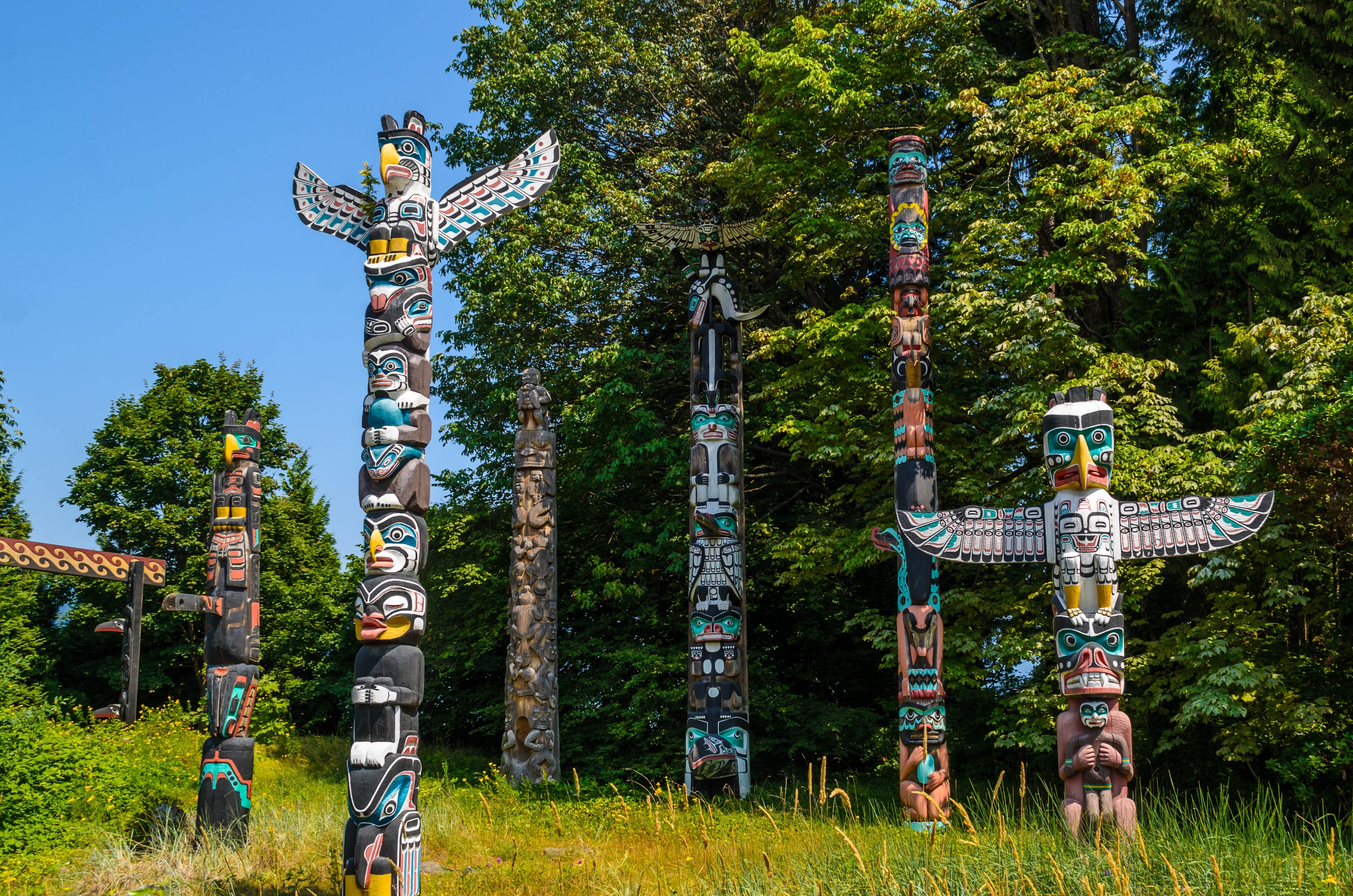 Imponerende indianske totempæle i Stanley Park i Vancouver, British Columbia, Canada