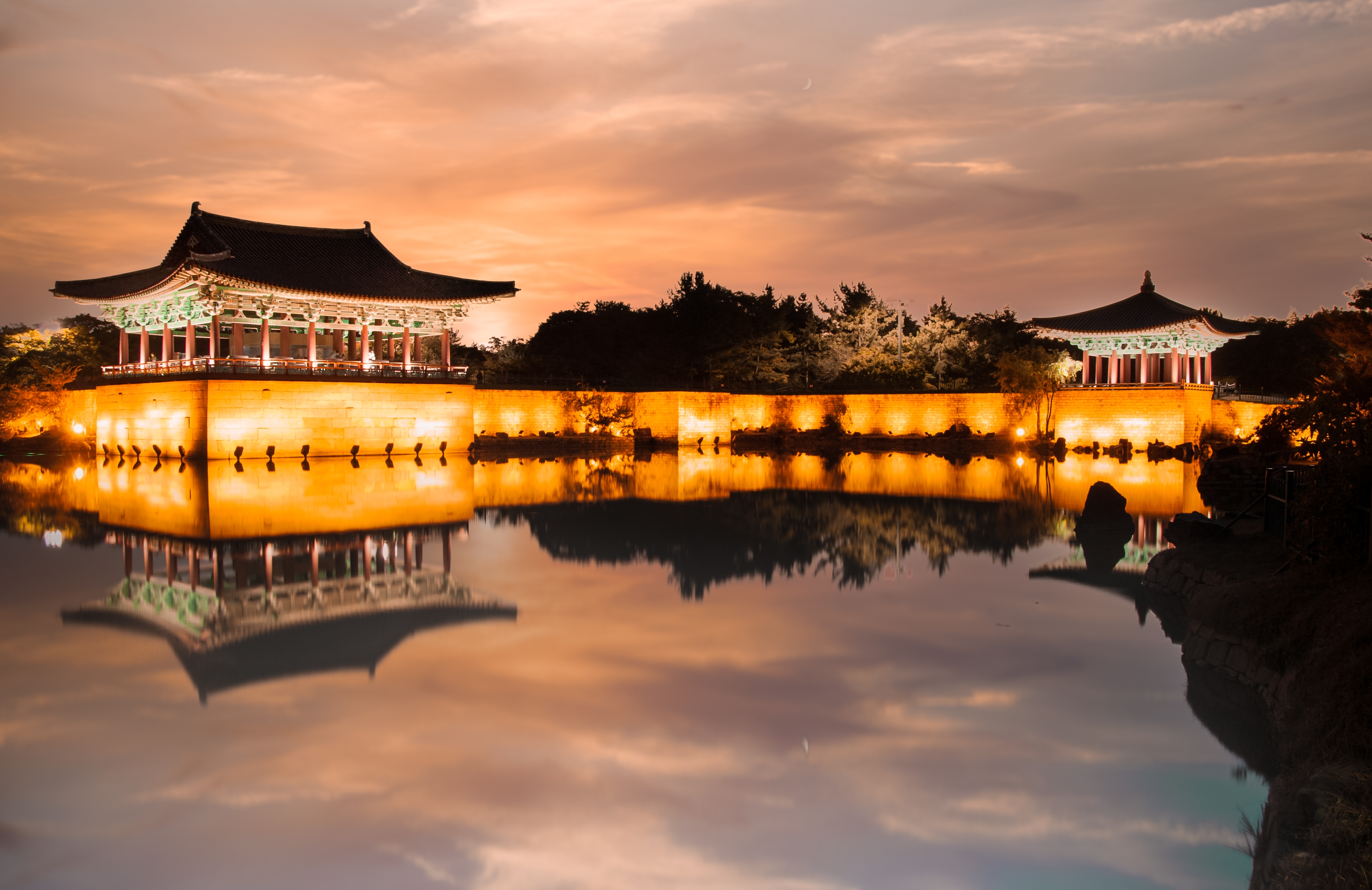 Stemningsfuld aftenbelysning ved det traditionelle Anapji-palads i Gyeongju - en fredfyldt UNESCO-kulturarvsperle i Sydkorea