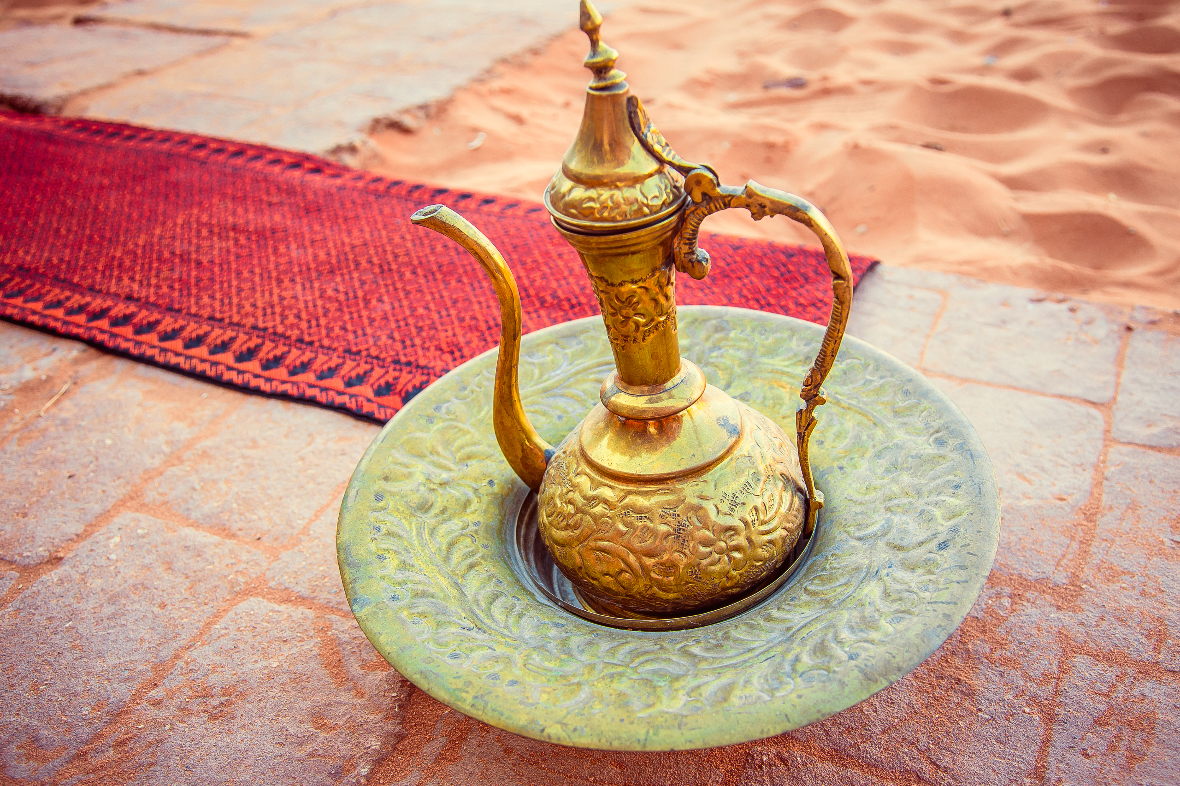 Elegant guldkaffekande klar til servering i beduintelt i Wadi Rum ørkenen - essentiel del af jordansk kulturarv og tradition