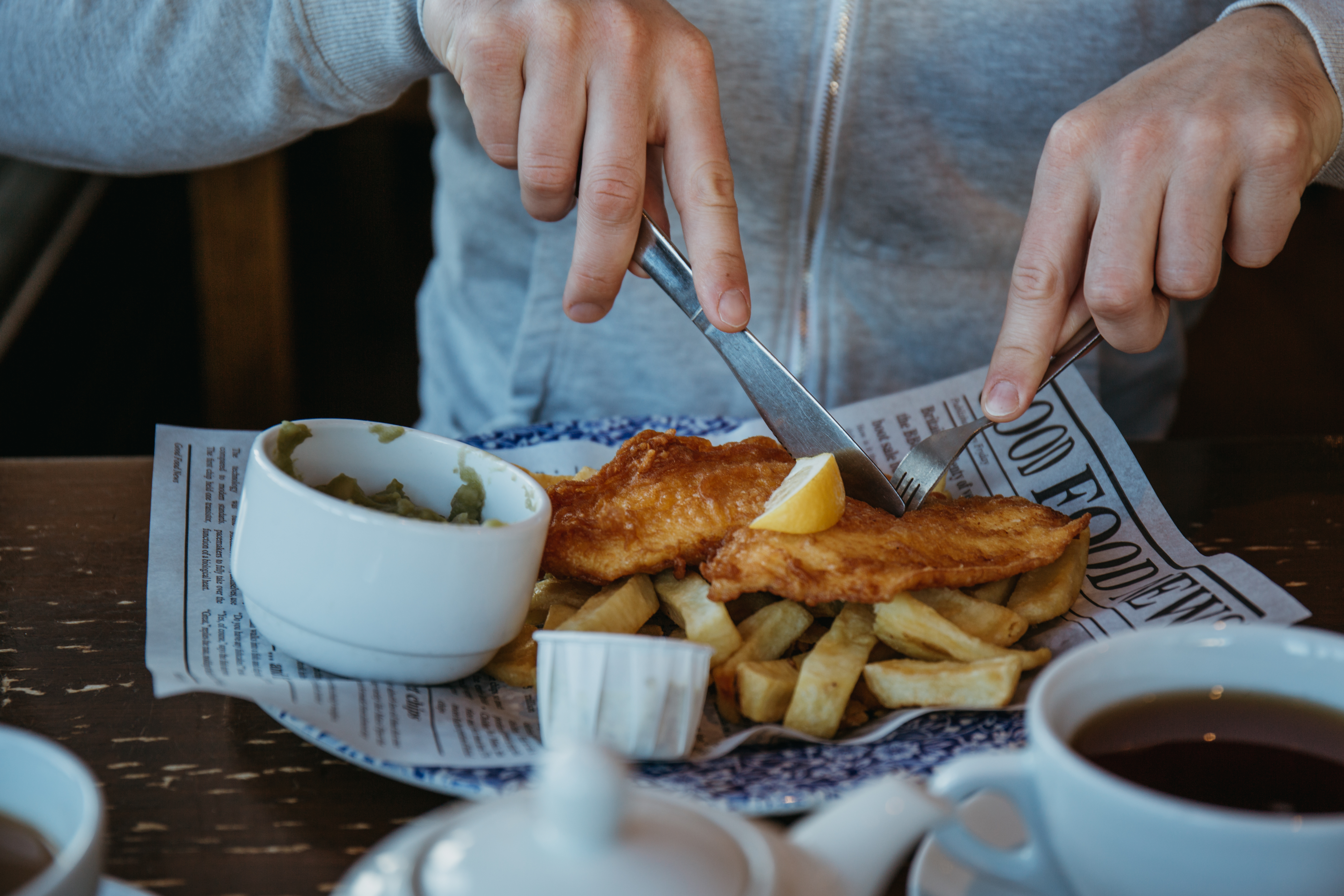 Traditionel britisk fish and chips serveret med pommes frites i skotsk restaurant