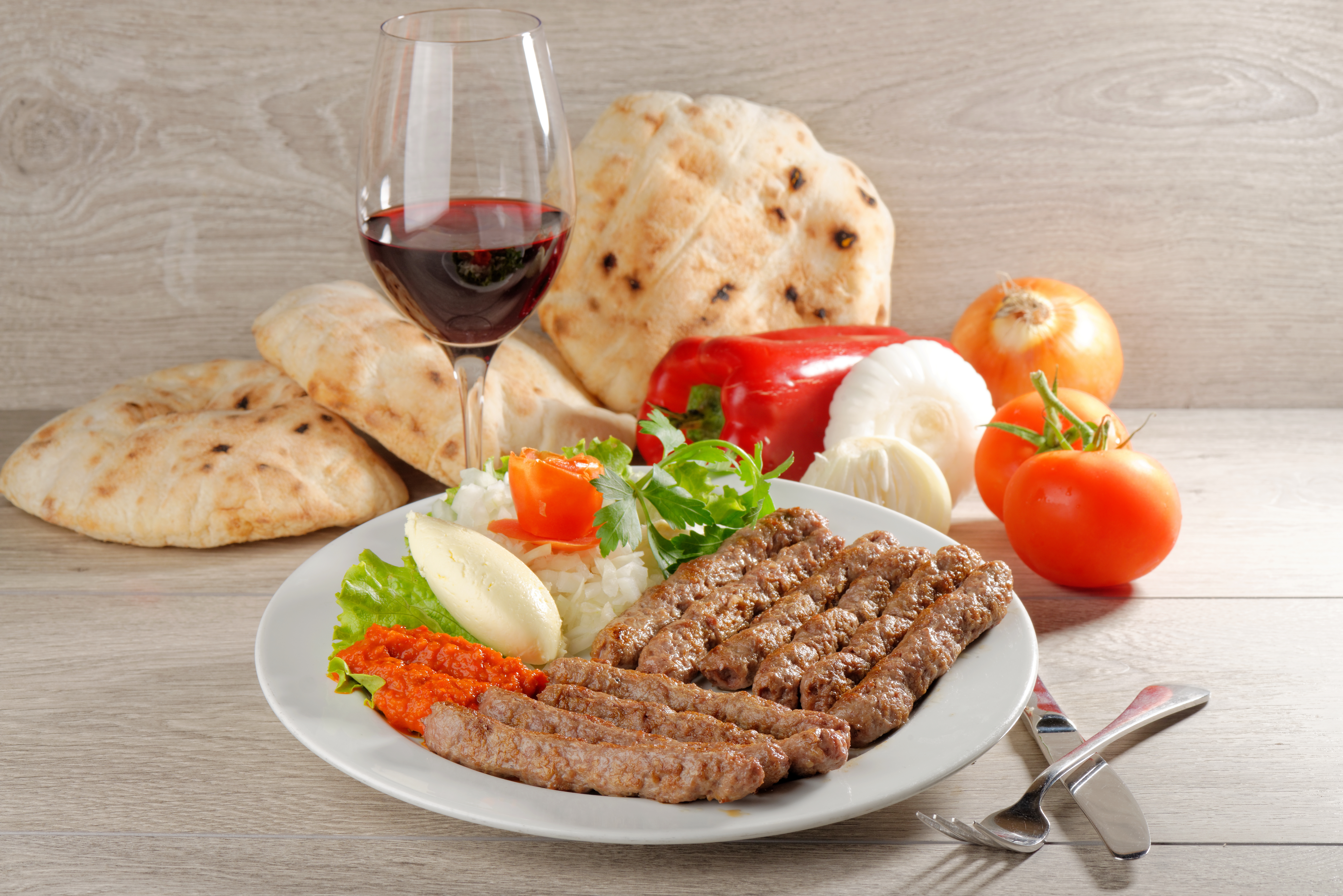 Traditionel cevapi fra Serbien og Kroatien med lokale ingredienser