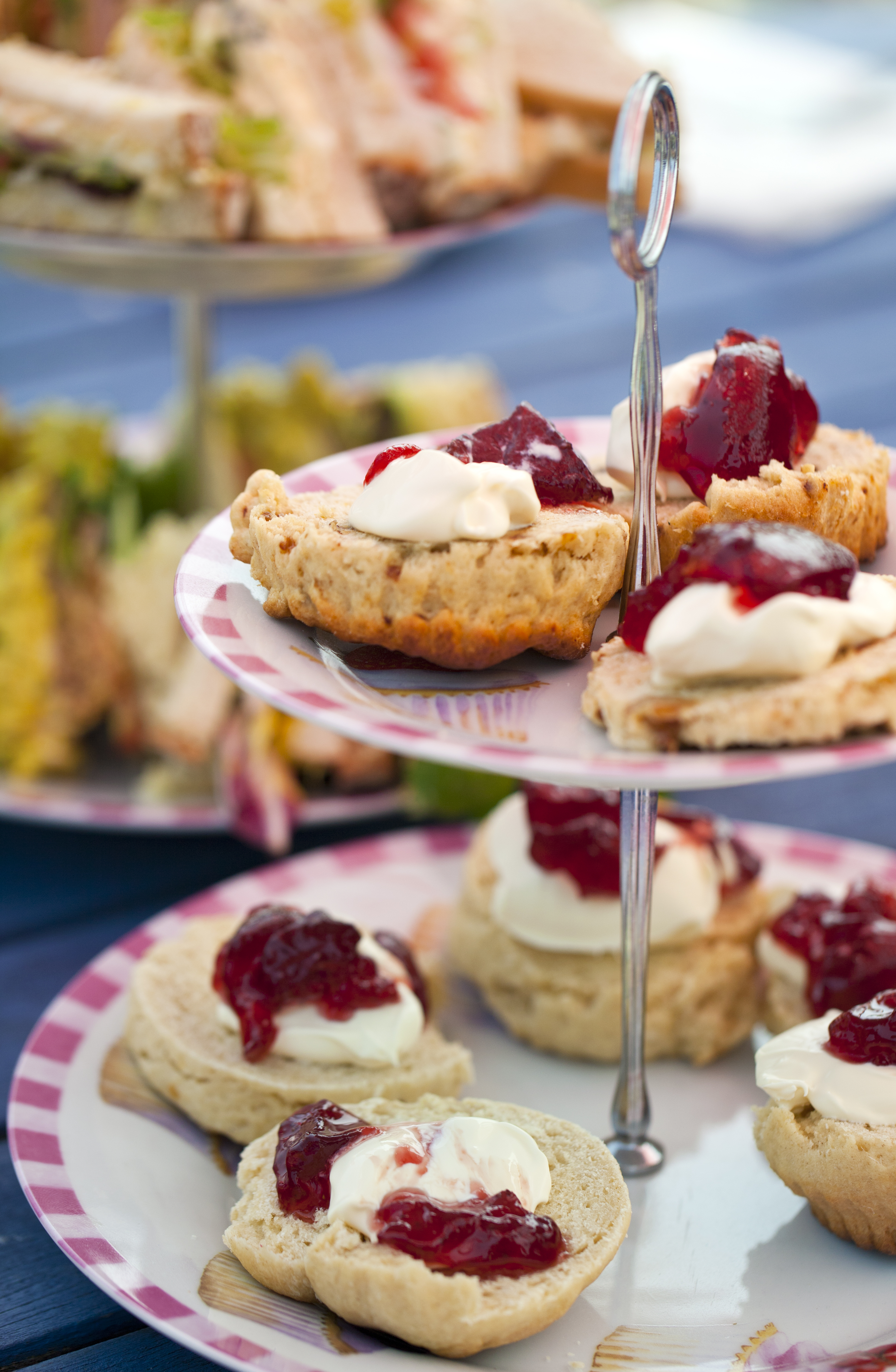 Traditionel engelsk te med hjemmebag scones, jordbærsyltetøj og cremet fløde på elegant fad
