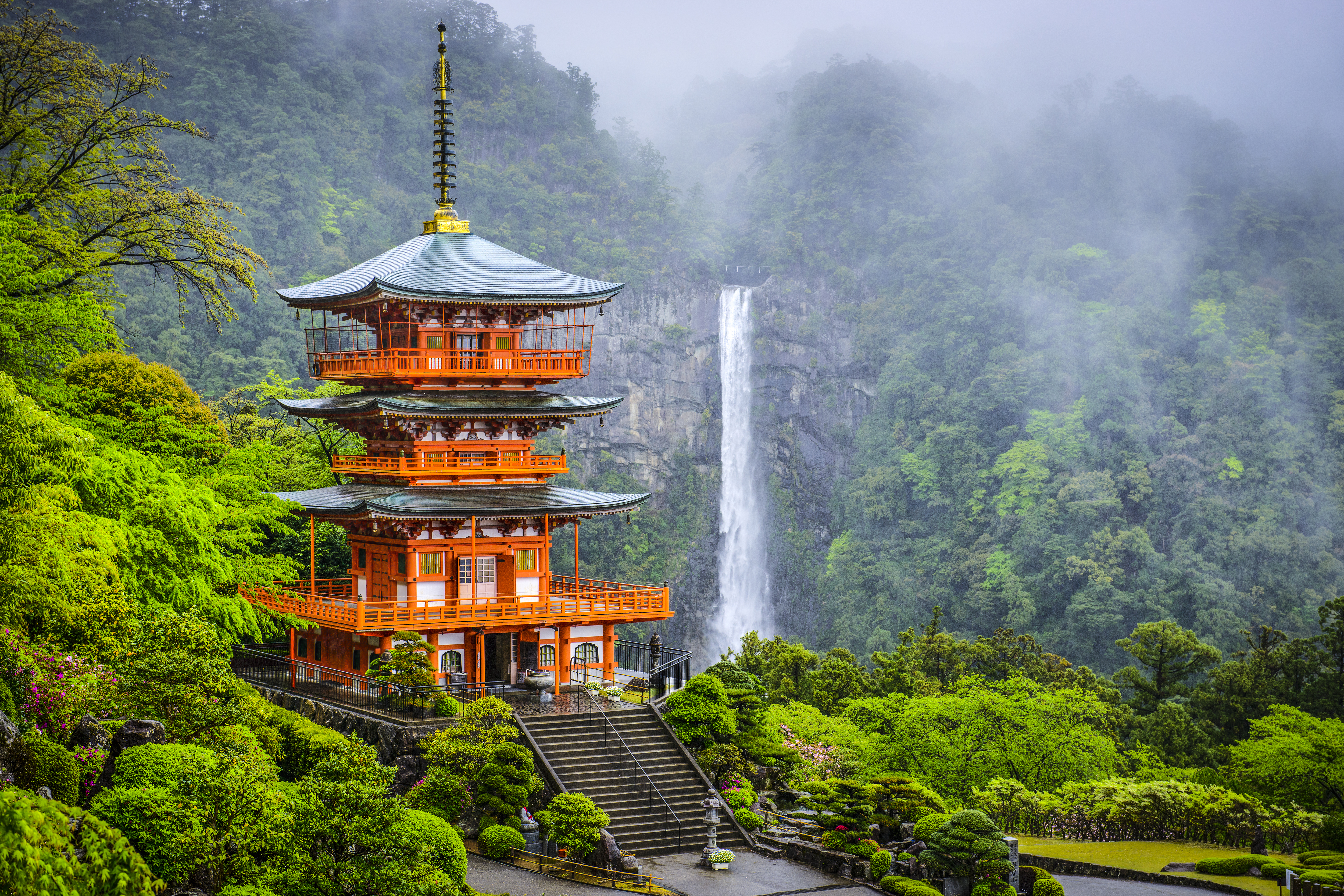 Traditionel japansk pagode tempel i tåget bjerglandskab ved UNESCO site Wakayama