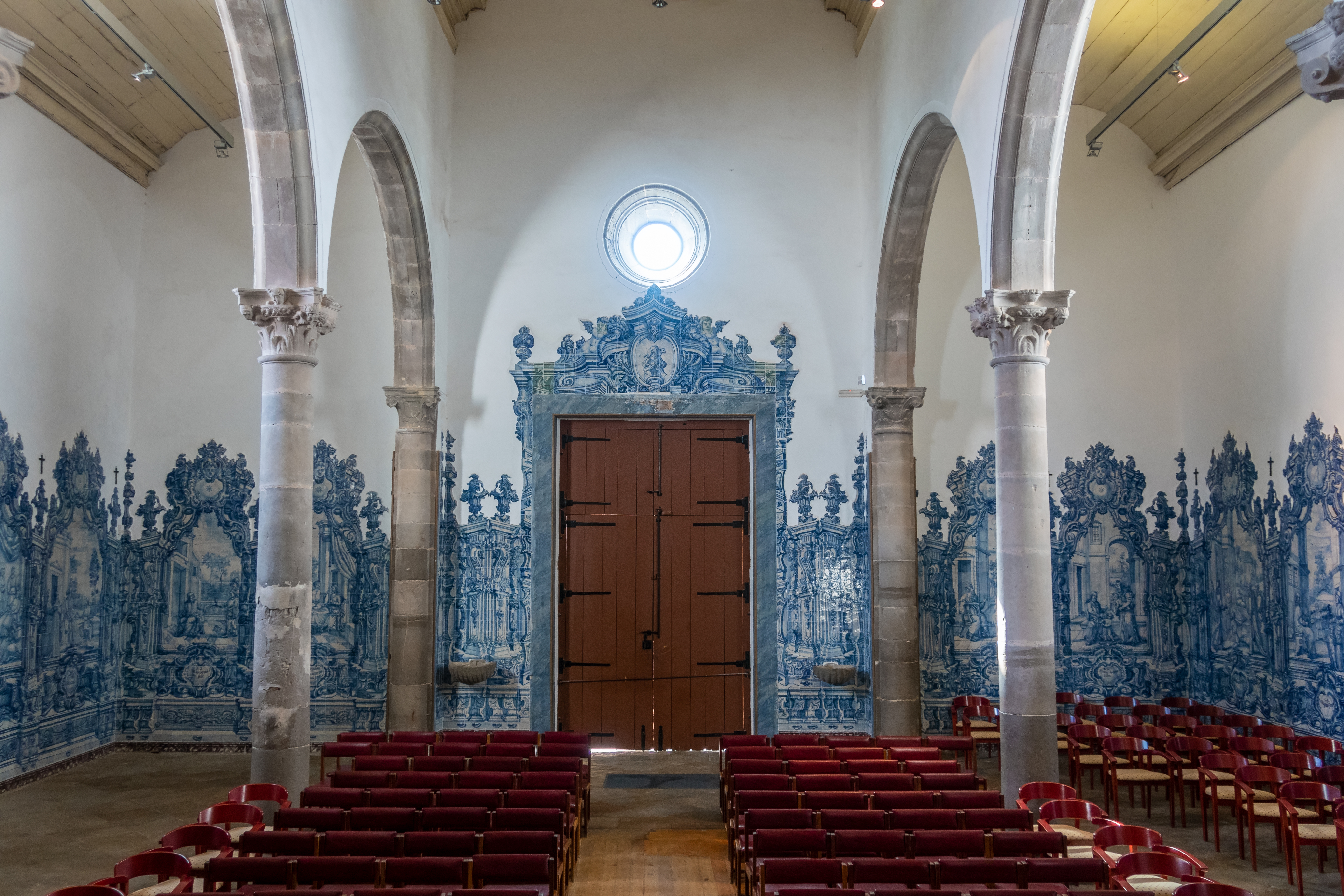 Historisk portugisisk kirke med karakteristiske blå azulejo fliser og kirkebænke