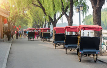 Klassiske rickshaws til turistture gennem Beijings charmerende Hutong-område