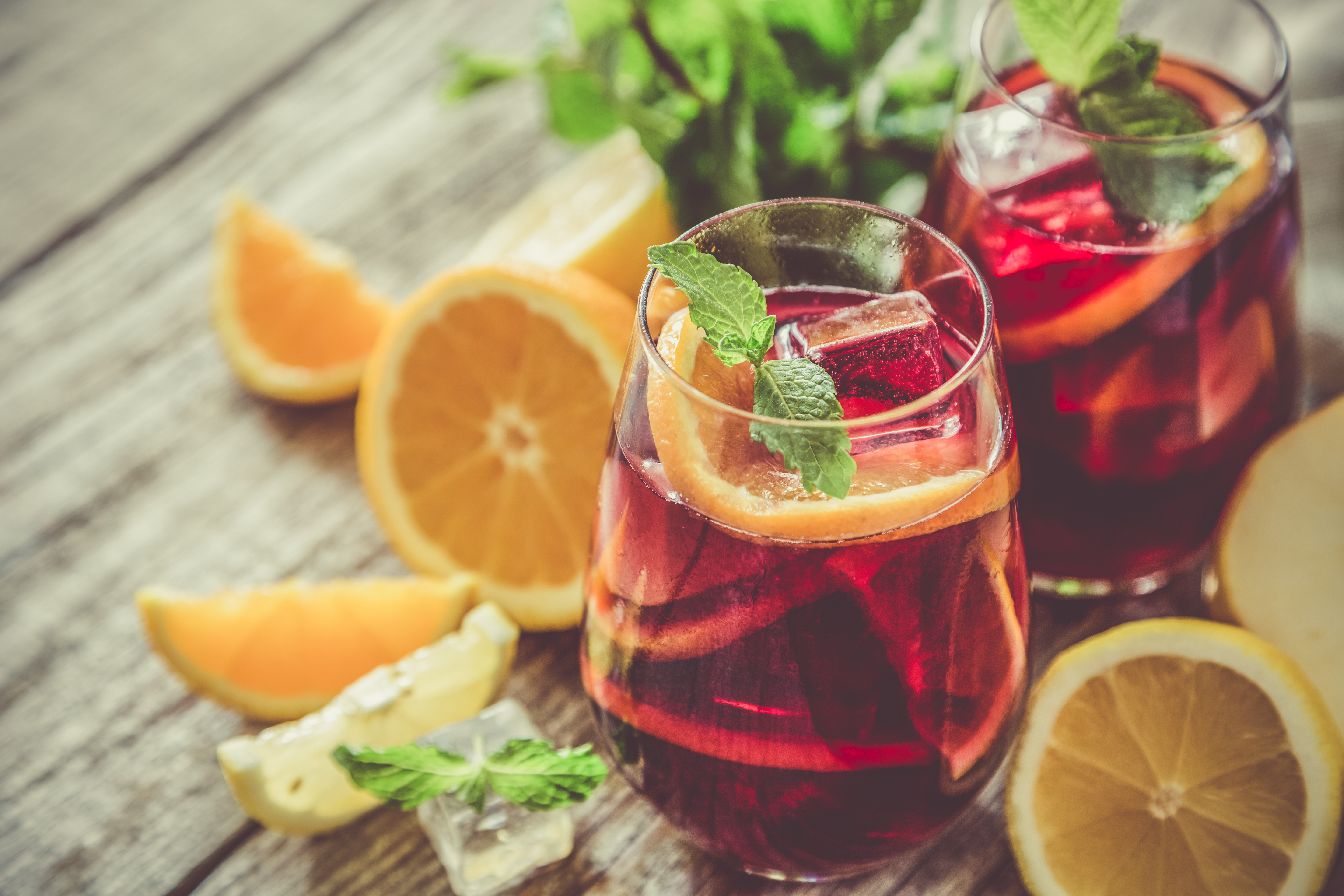 Traditionel sangria fra Spanien med friske citrusfrugter og mynte