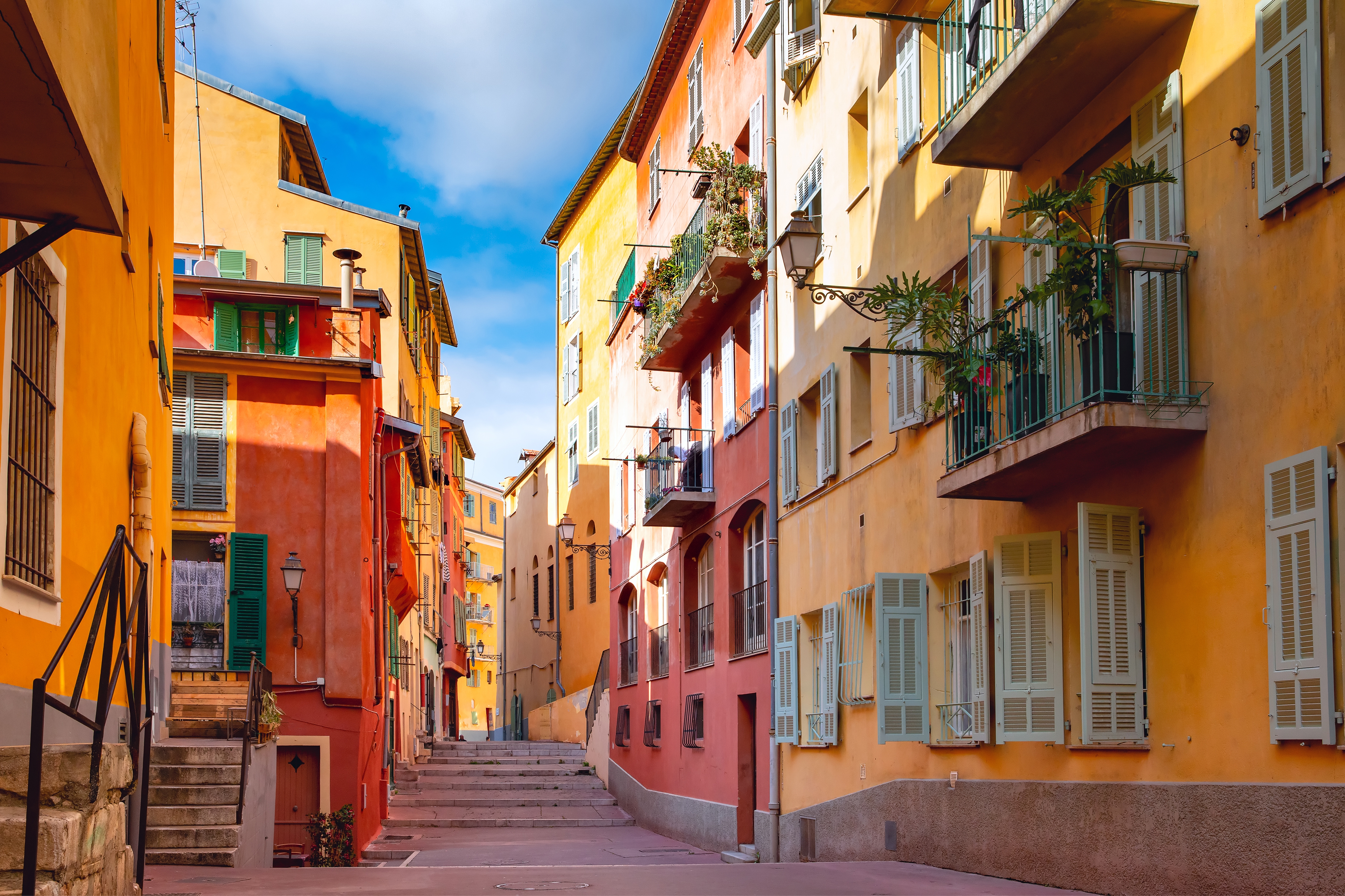 Smukke solbeskinnede historiske bygninger i Nice's gamle bydel, Côte d'Azur i Sydfrankrig